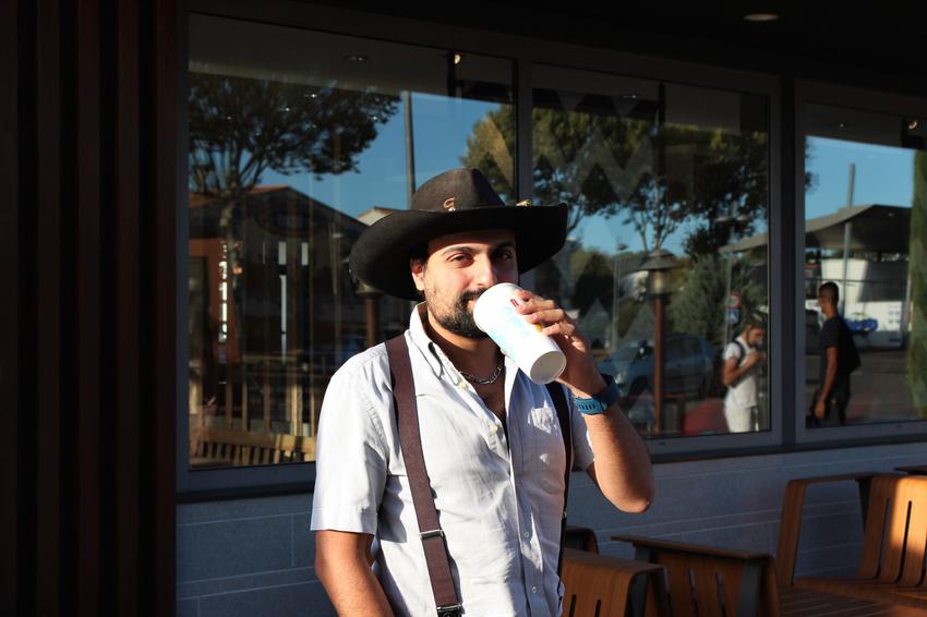 Serge Zaka, tomando un descanso en McDonald’s. Todas las fotos son de Sophie Lauth.