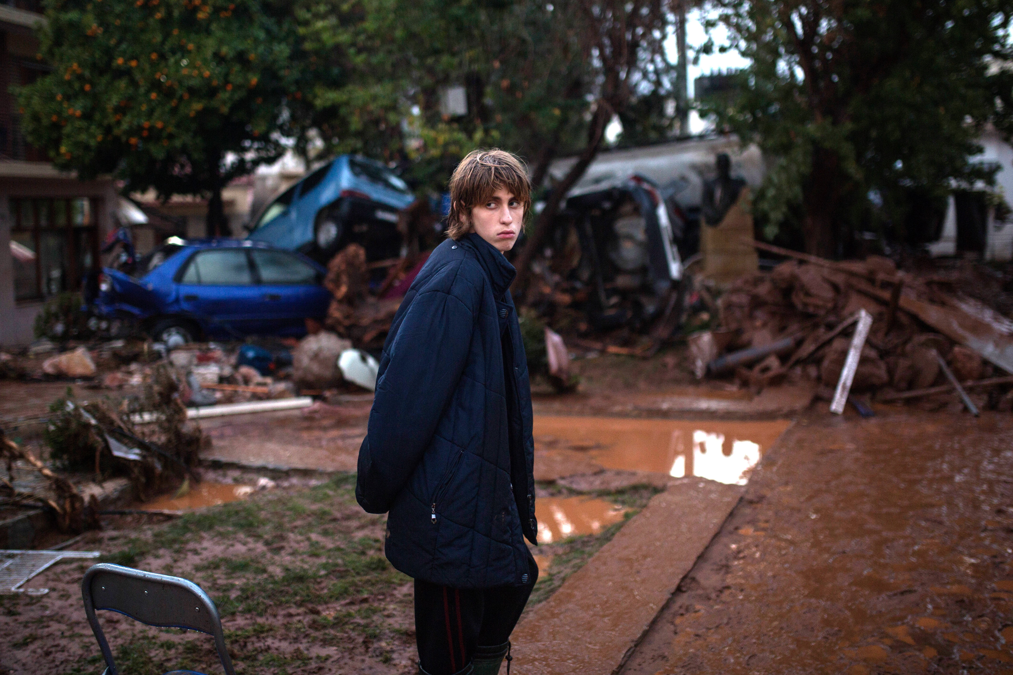 Un joven frente a la devastación en Mandra (AFP/ Angelos Tzortzinis)