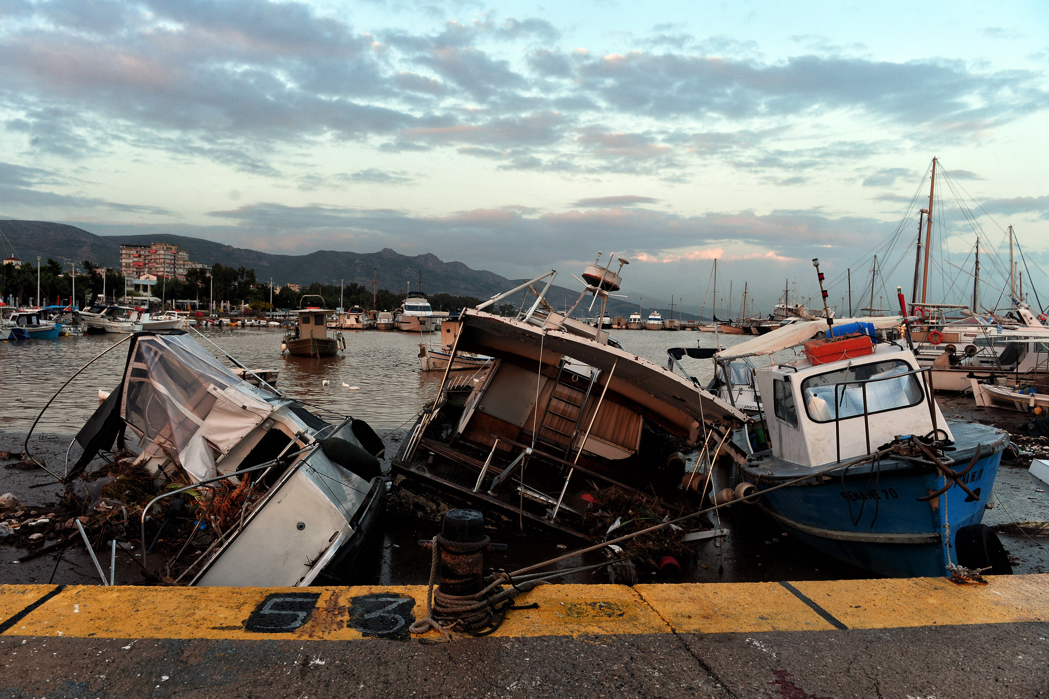 Barcos dañados en el puerto de Nea Peramos (AFP/ VALERIE GACHE)