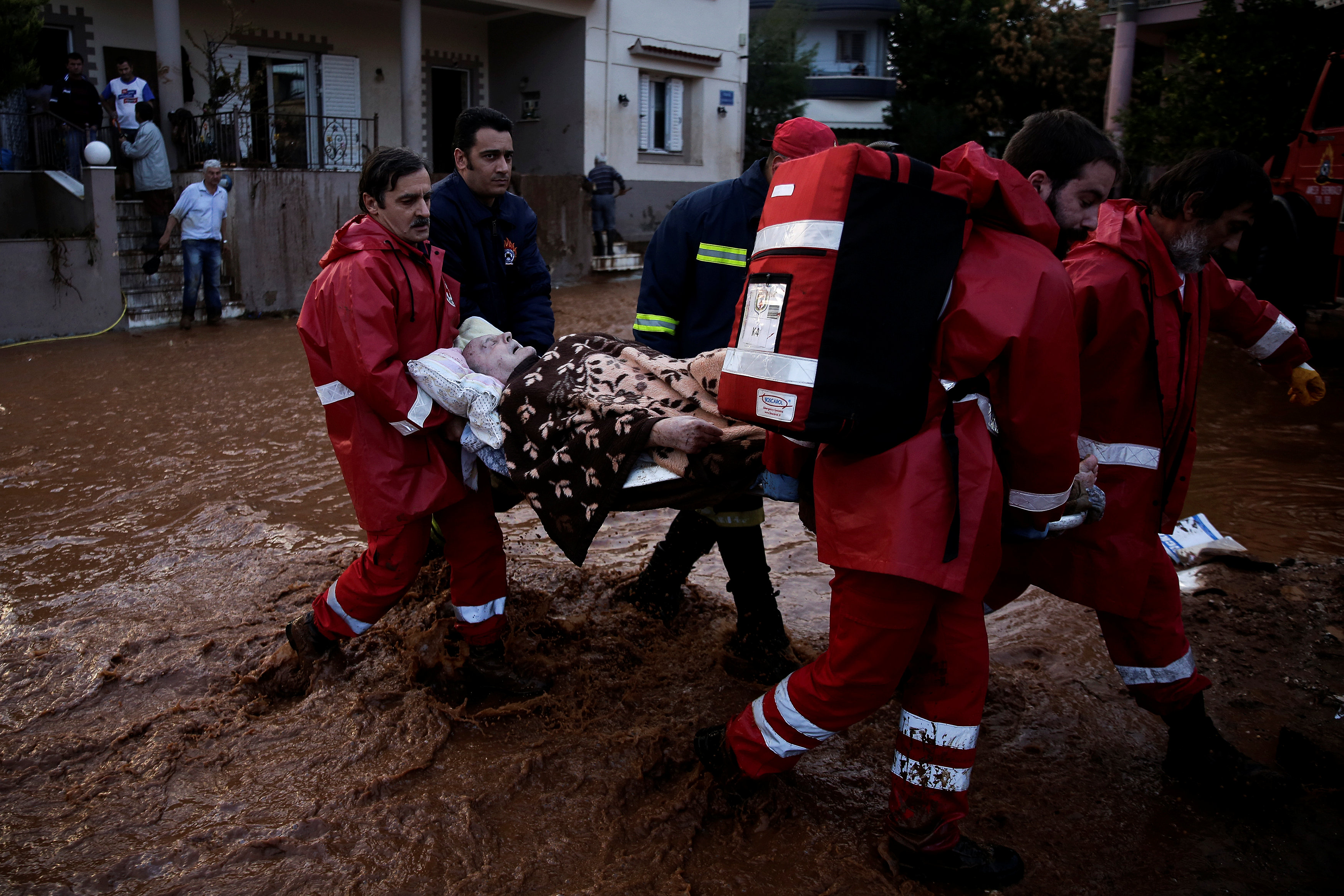 Voluntarios de la Cruz Roja en Mandras (REUTERS/Alkis Konstantinidis)