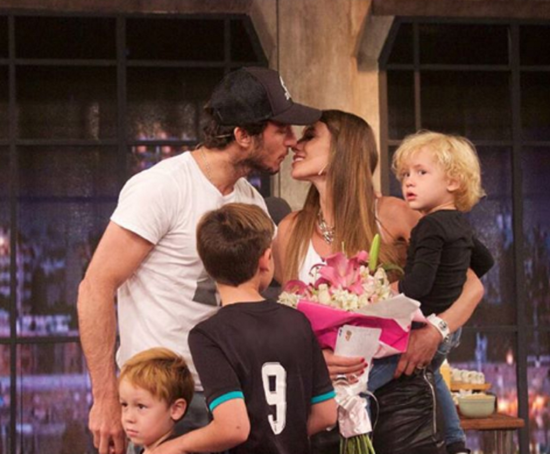 La imagen retocada sin el apellido en la camiseta de fútbol de su hijo