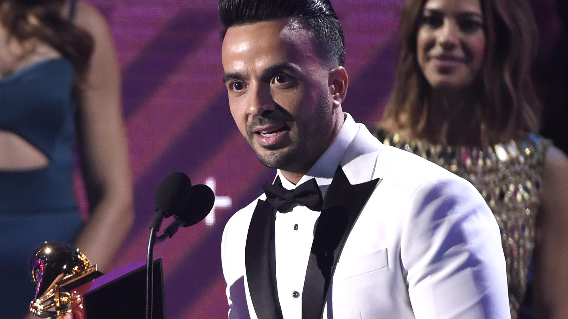Luis Fonsi ganó varias estatuillas por el hit “Despacito” en los premios Latin Grammy, en Las Vegas (Chris Pizzello/Invision/AP)
