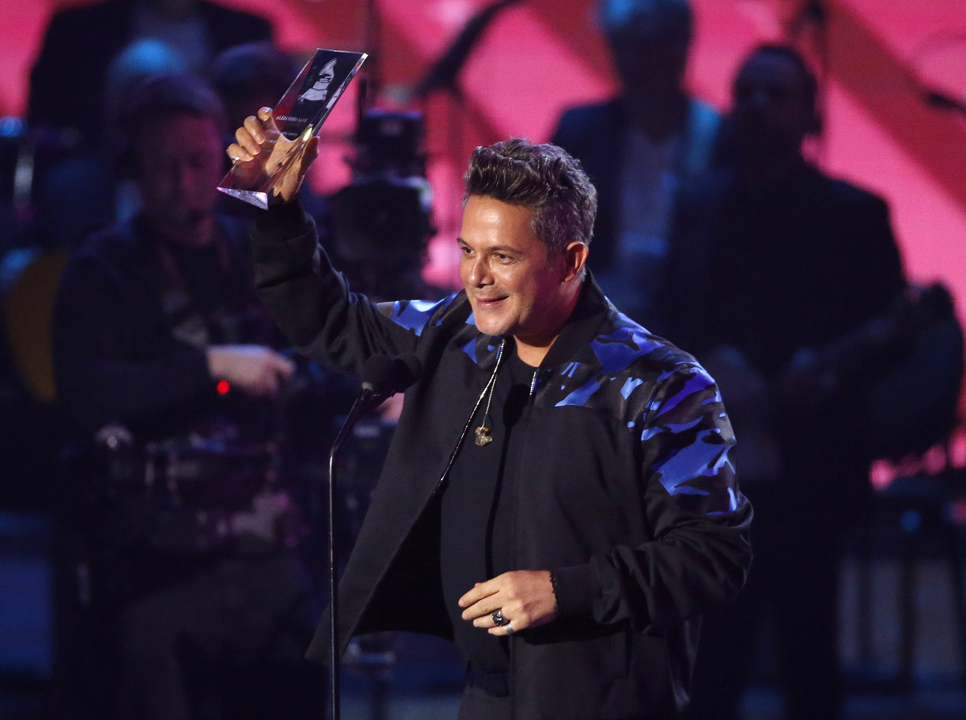 Alejandro Sanz celebró haber sido elegido Personalidad del Año (REUTERS/Mario Anzuoni)