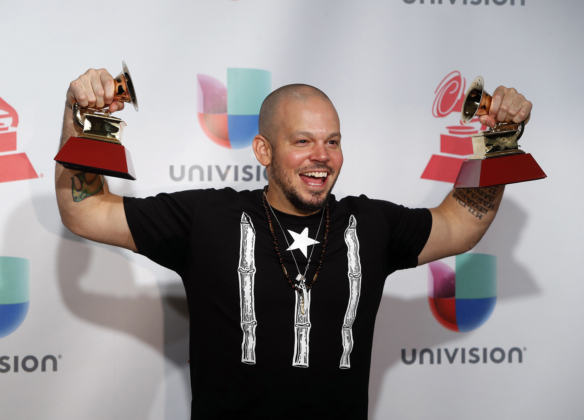 Residente, emocionado por ganar dos estatuillas: Mejor Álbum de Música Urbana por “Residente” y Mejor Canción Urbana por “Somos Anormales” (REUTERS/Steve Marcus)