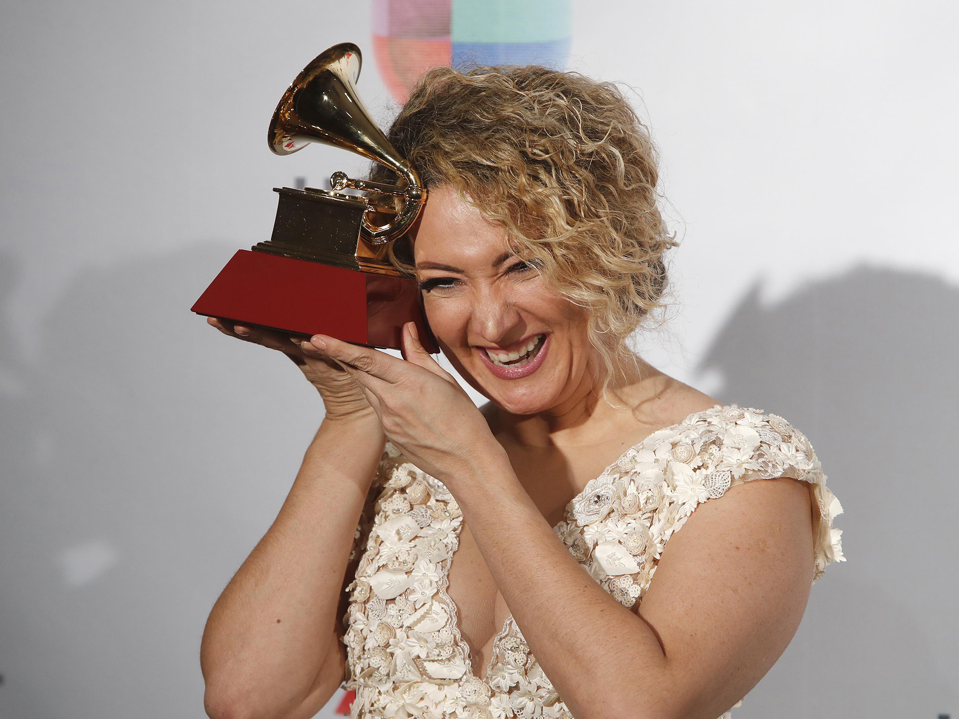 Erika Ender sostiene el premios por el hit “Despacito” (REUTERS/Steve Marcus)