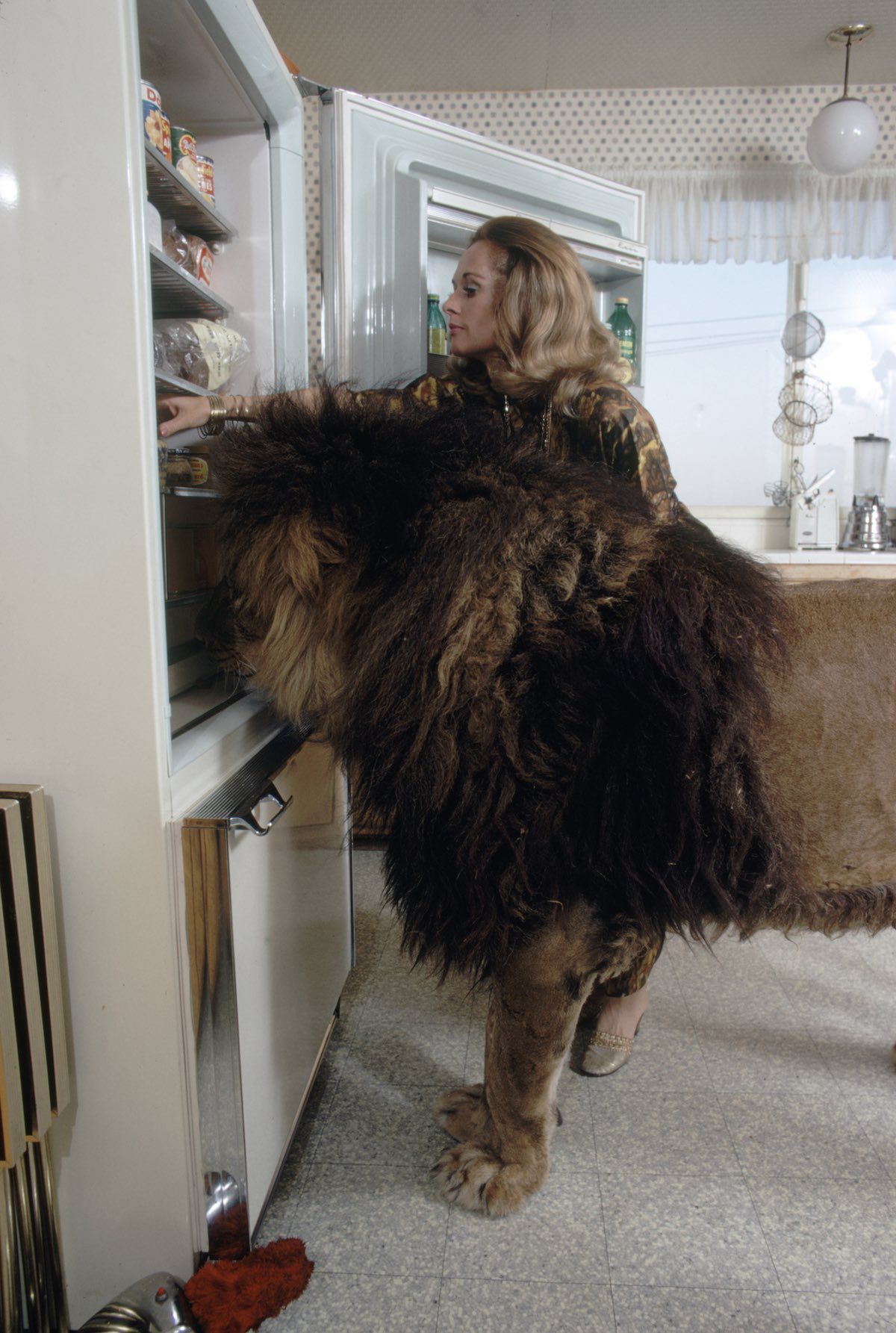 Hedren y Neil en la cocina.