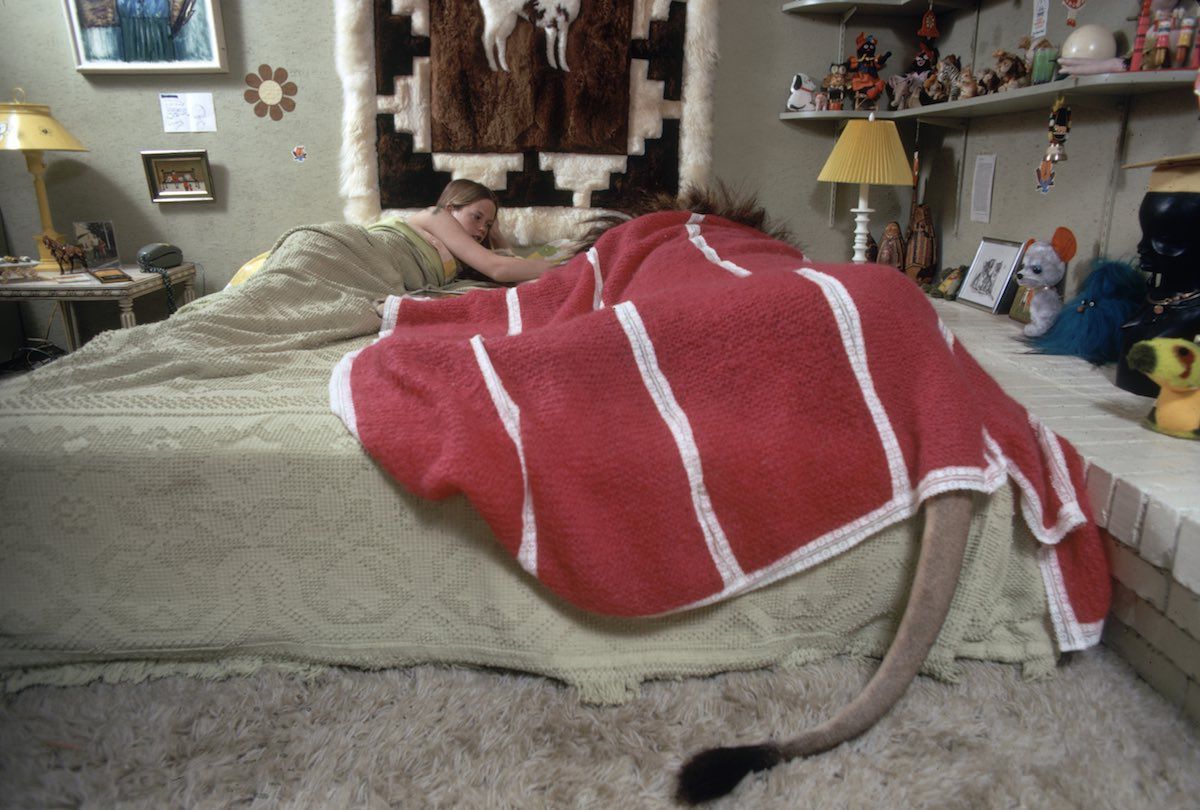 Melanie en la cama con Neil.