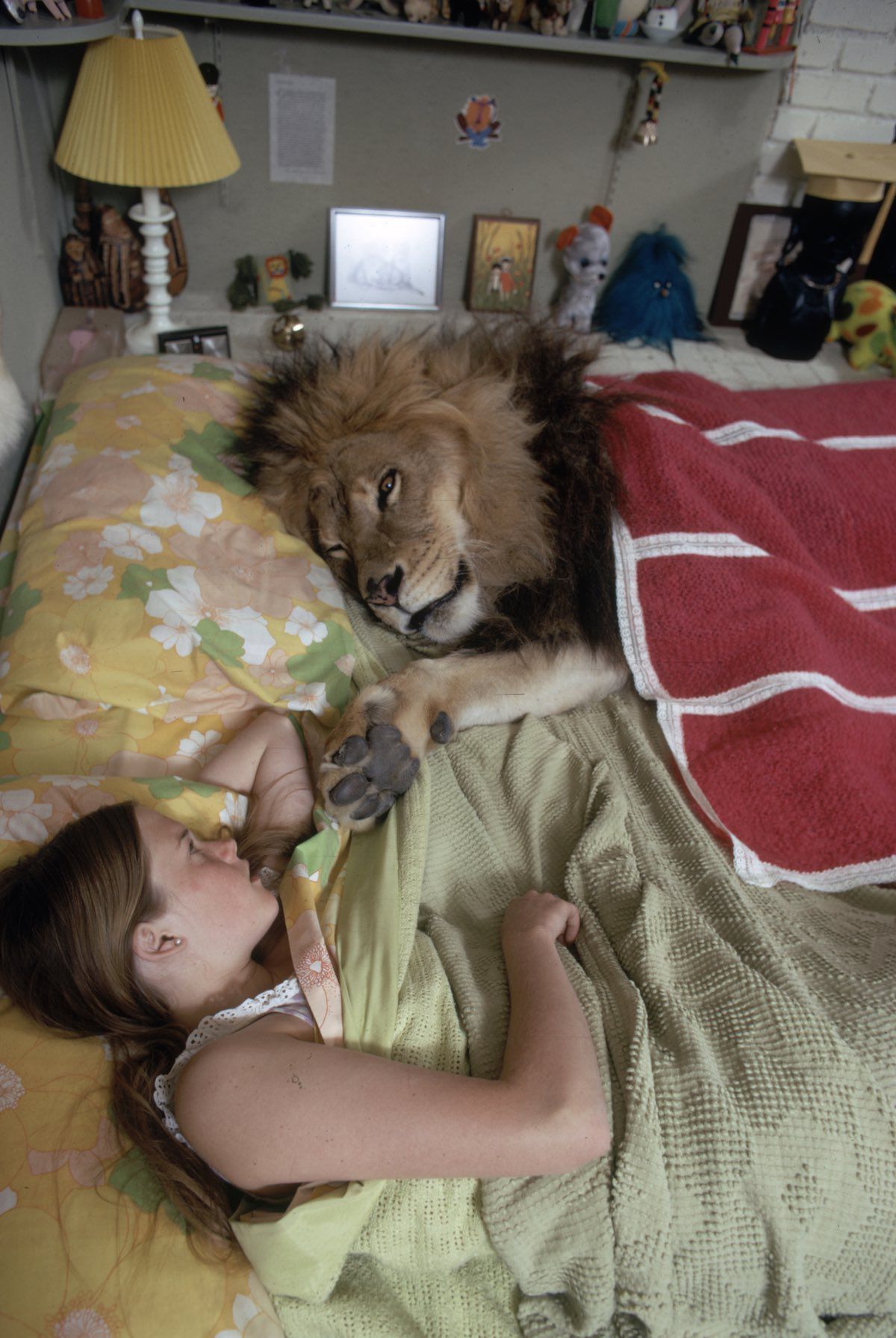 Melanie en la cama con Neil.