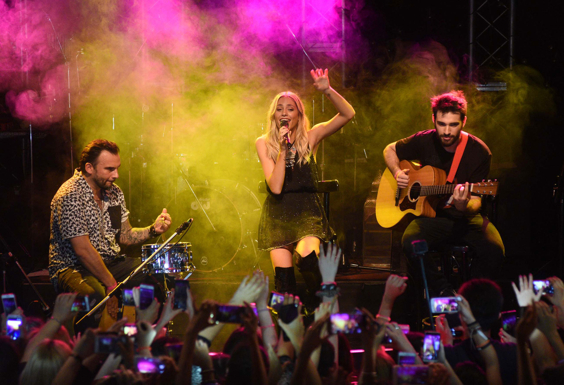 Durante el show, Milton la acompañó tocando la guitarra. Haber formado una familia cambió por completo la vida de Rochi, que está disfrutando de esta nueva etapa de su carrera musical