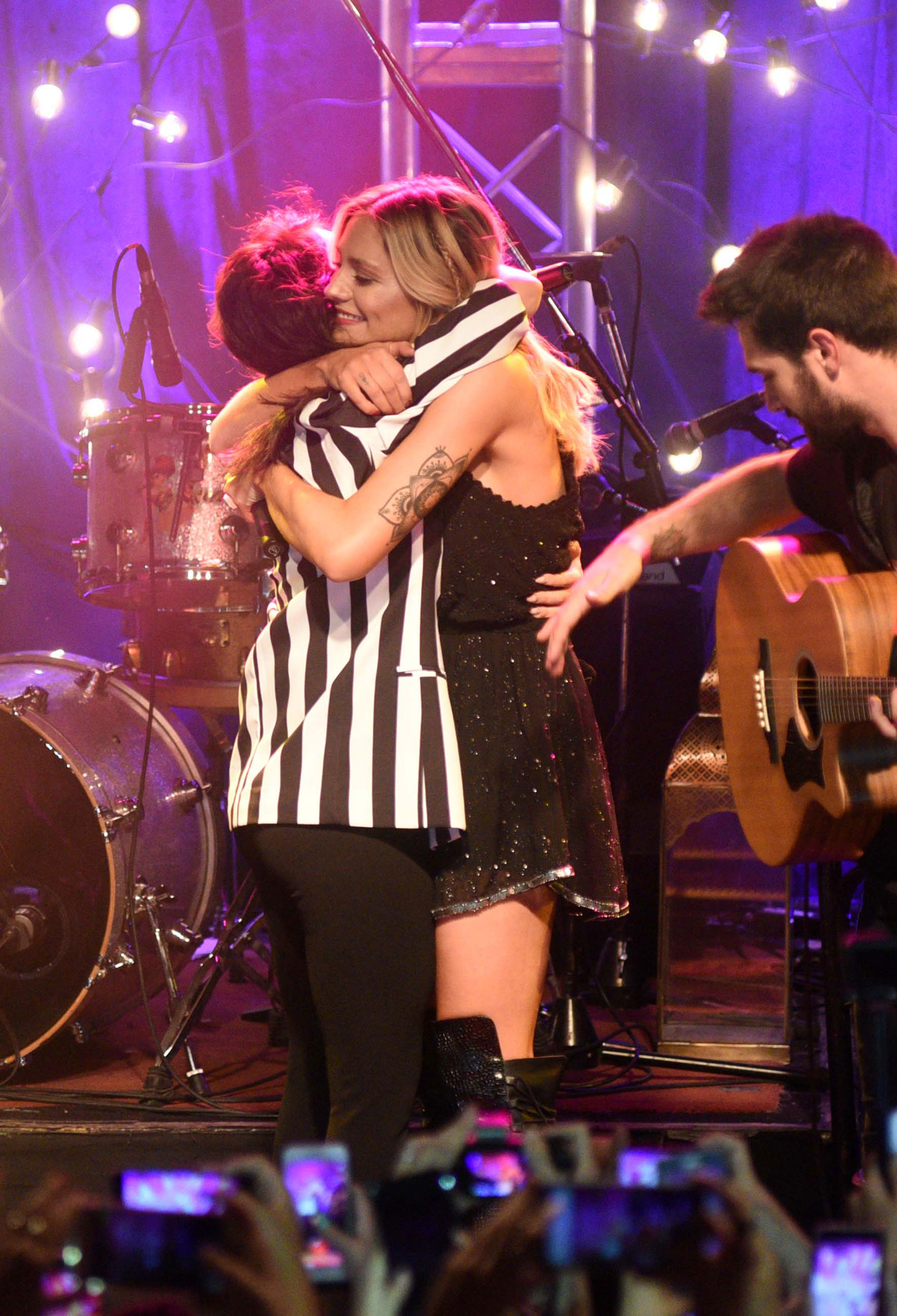 El abrazo entre Lali y Rochi