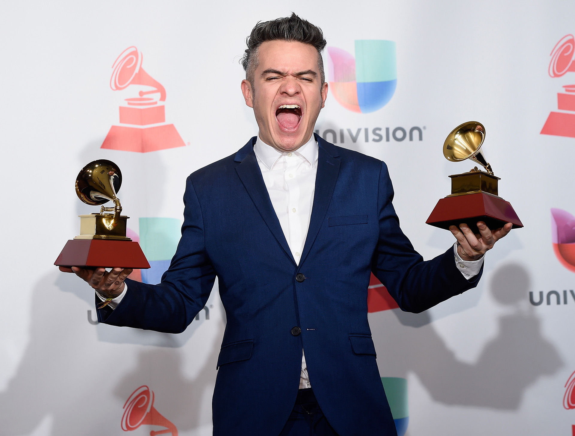 Juan Galeano de Diamante Eléctrico, eufórico tras ser distinguido en el rubro Canción de Rock por “Déjala rodar” y Álbum de Rock por “La gran oscilación” (Photo by David Becker/Getty Images )