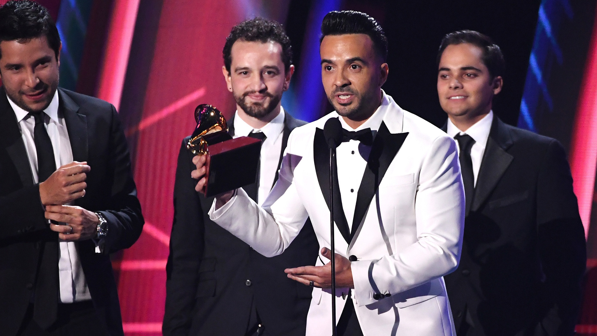Luis Fonsi con los productores Mauricio Rengifo, Andrés Torres y Luis Saldarriaga aceptaron el premio Grabación del Año por “Despacito” (Kevin Winter/Getty Images)