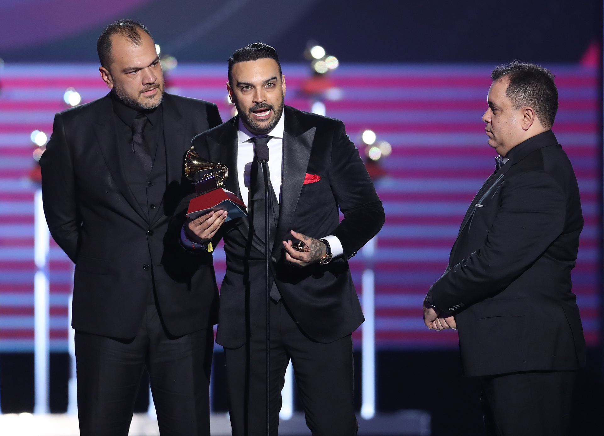 Gilberto Aguado, Luis Fernando y Mario Viloria de Guaco fueron reconocidos por el disco “Bidimensional” (Photo by Rich Polk/Getty Images)