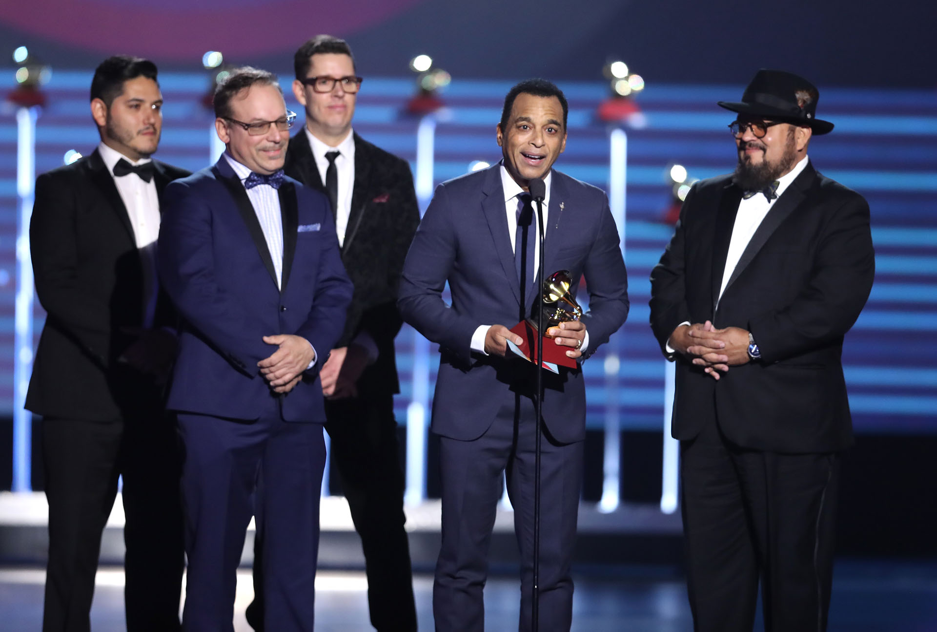 Jon Secada (centro) y The Charlie Sepulveda Big Band fueron distinguidos por el álbum “To Beny Moré with Love” (Rich Polk/Getty Images for LARAS)