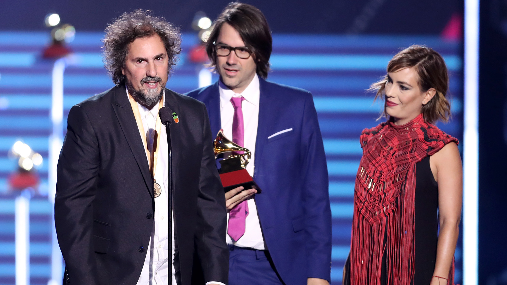 Claudio Roncoli, Carlos Dussan y Juliana Jaramillo sobre el escenario (Rich Polk/Getty Images)