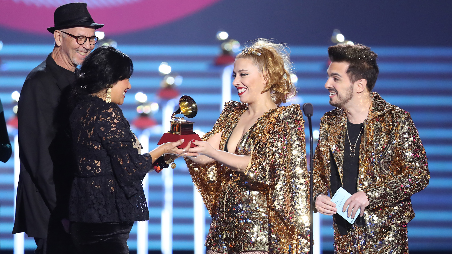 Paul Cohen y Lila Downs reciben la estatuilla por el disco “Salón Lágrimas y Deseo” de parte de Juliana Gattas y Ale Sergi de Miranda! (Rich Polk/Getty Images)