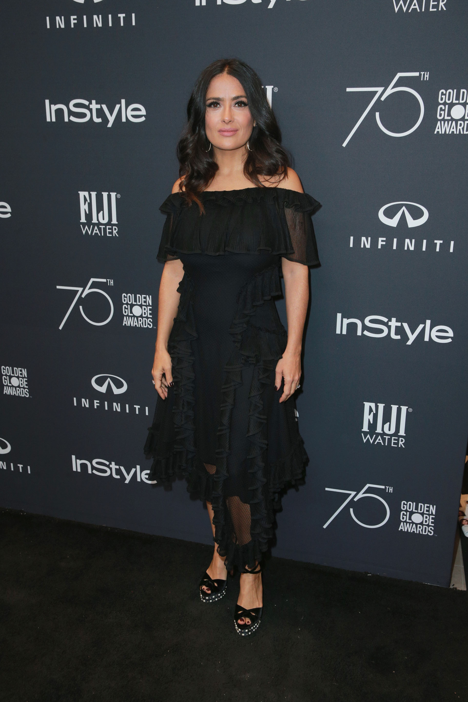 Salma Hayek volvió a coronarse como la figura más esplendorosa en una red carpet, con este diseño que combinó a la perfección los volados y las transparencias