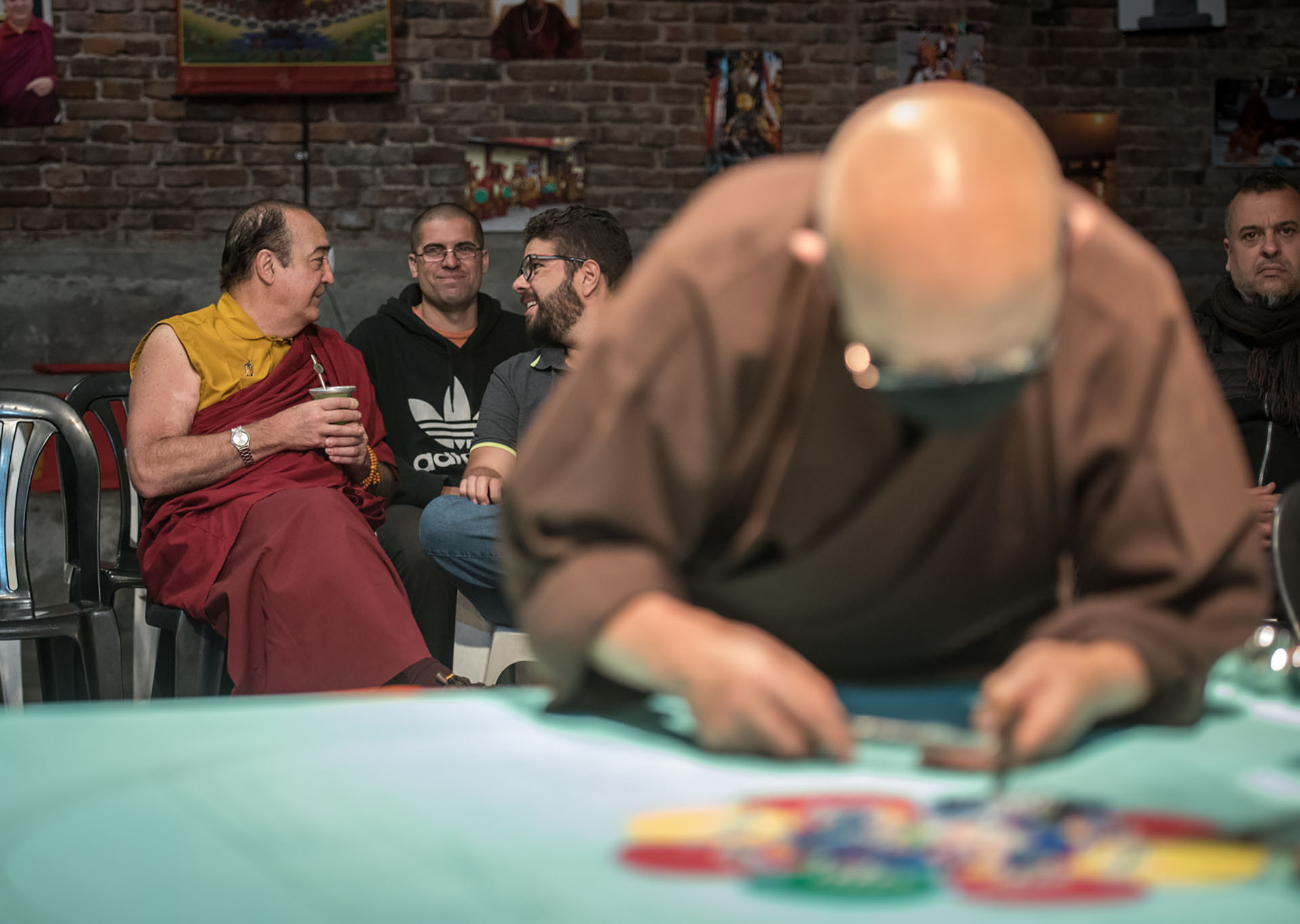 Mandala es una palabra sánscrita que significa círculo y totalidad. Son un centro energético de equilibrio y purificación que ayuda a transformar el entorno y la mente