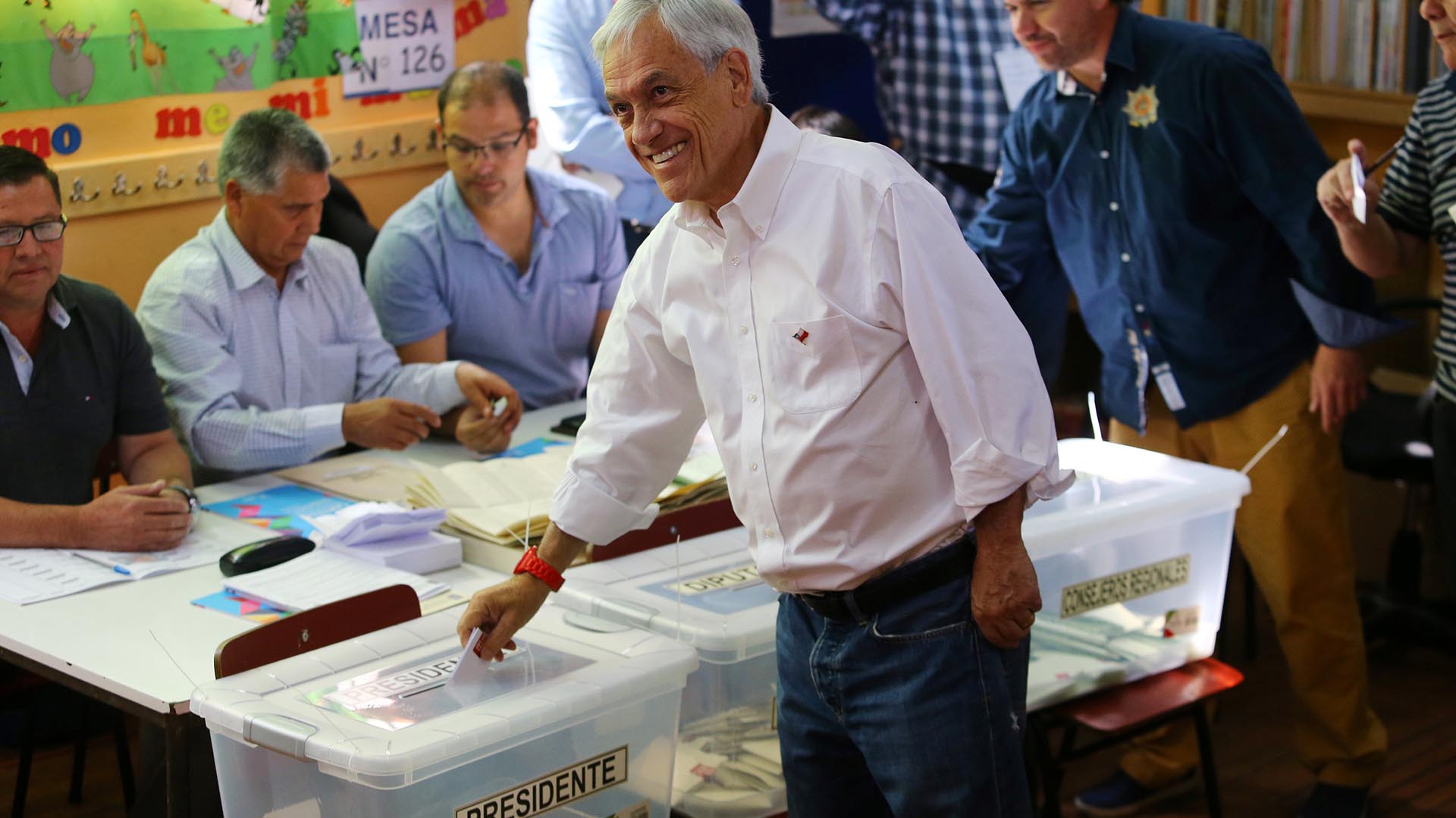 Piñera deposita su voto en la urna (REUTERS)