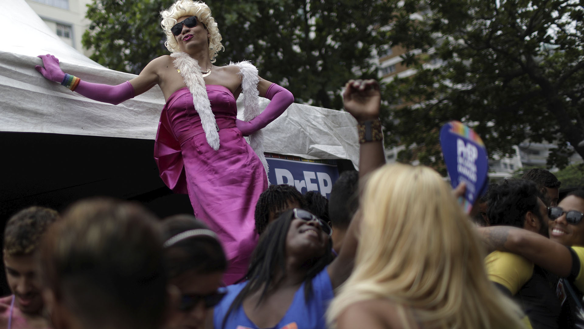 Célebre en el mundo entero por la sensualidad de su carnaval, Brasil tiene una vibrante comunidad homosexual que convive con grupos que expresan una profunda impronta religiosa y homofóbica
