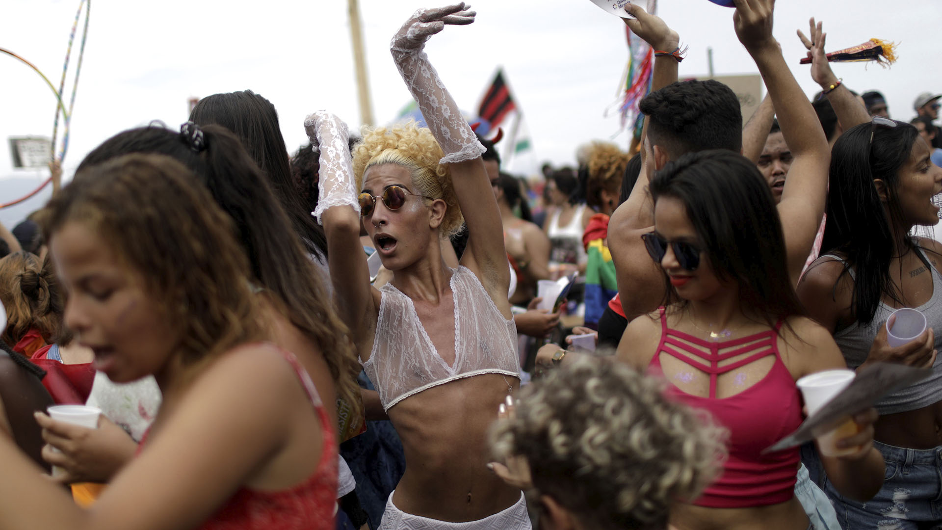 Los conciertos comenzaron bajo una fina lluvia que no amedrentó a la multitud multicolor que se apiñó en el paseo marítimo