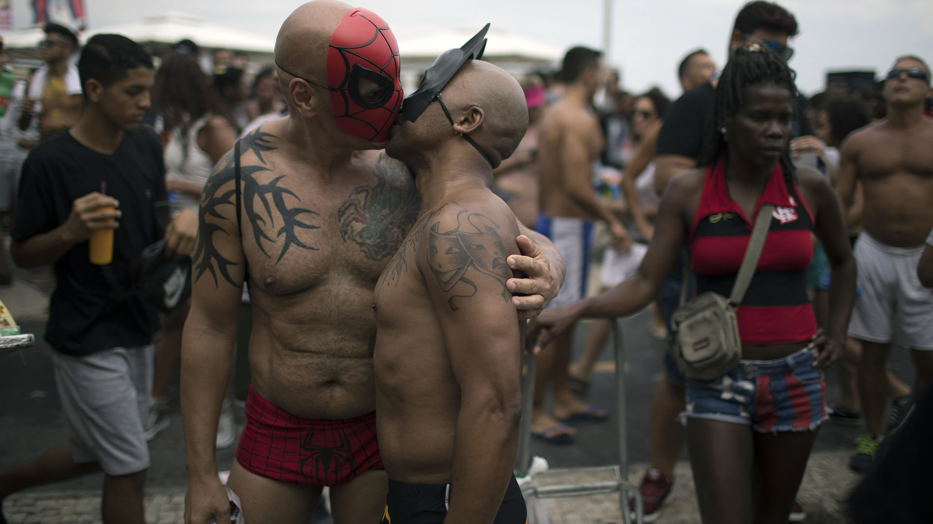 La manifestación congregó a decenas de miles de personas en la avenida Atlántica, que bordea la playa de Copacabana, y transcurrió en clima de fiesta pero con mensajes de claro contenido político y en defensa de los derechos de los homosexuales