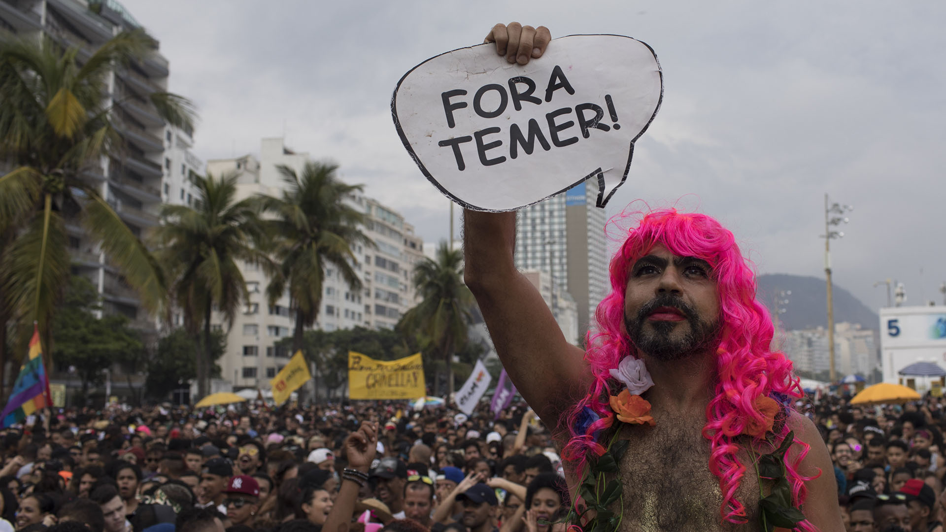 Un grupo de asistentes levantaban carteles con los colores del arco iris y la leyenda “Amar sin Temer”, jugando con el apellido del presidente de Brasil, un dirigente tradicionalista de 77 años