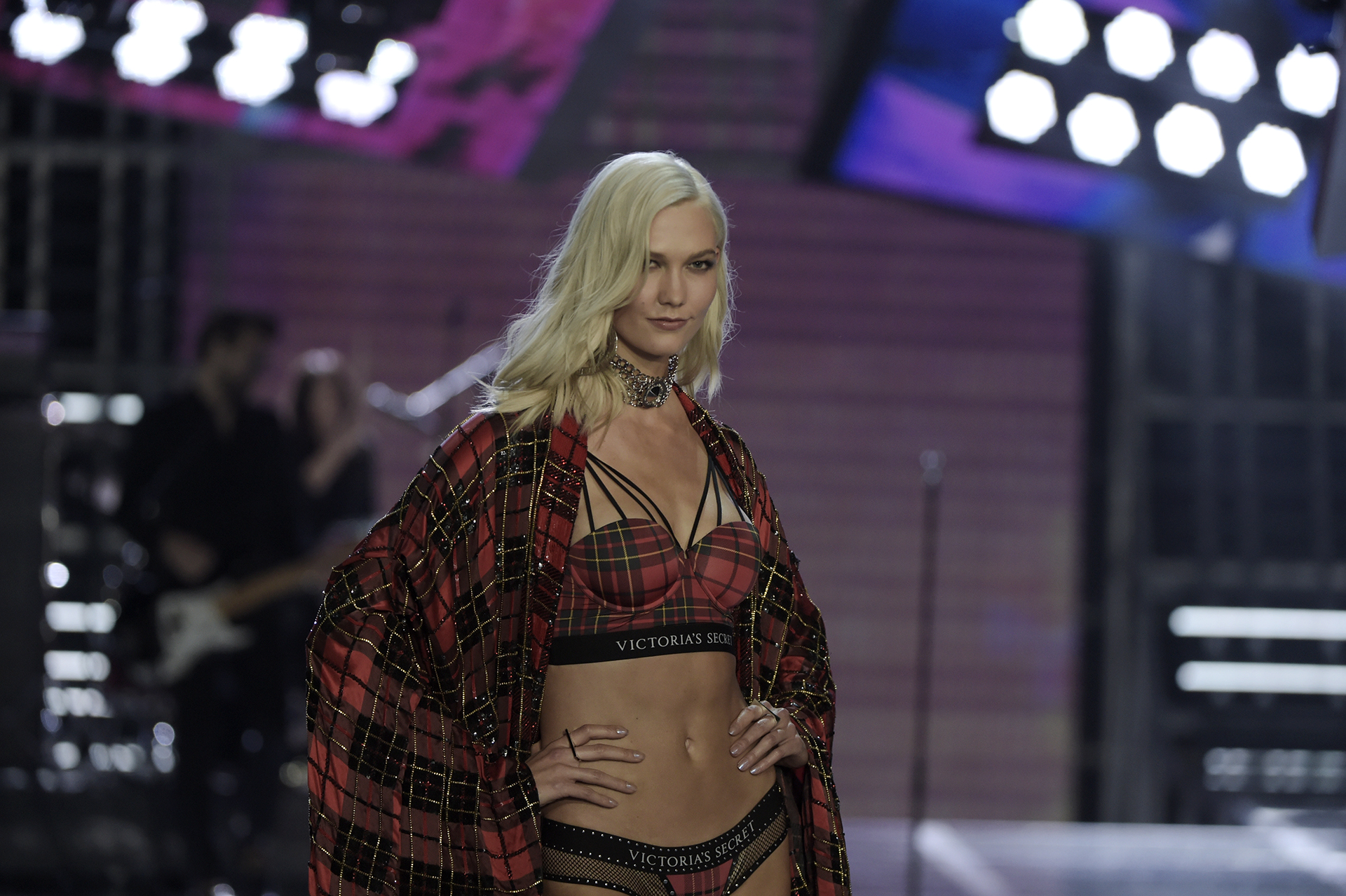 Karlie Kloss, la icónica modelo de Victoria’s Secret, fue una de las más aplaudidas en la pasarela
