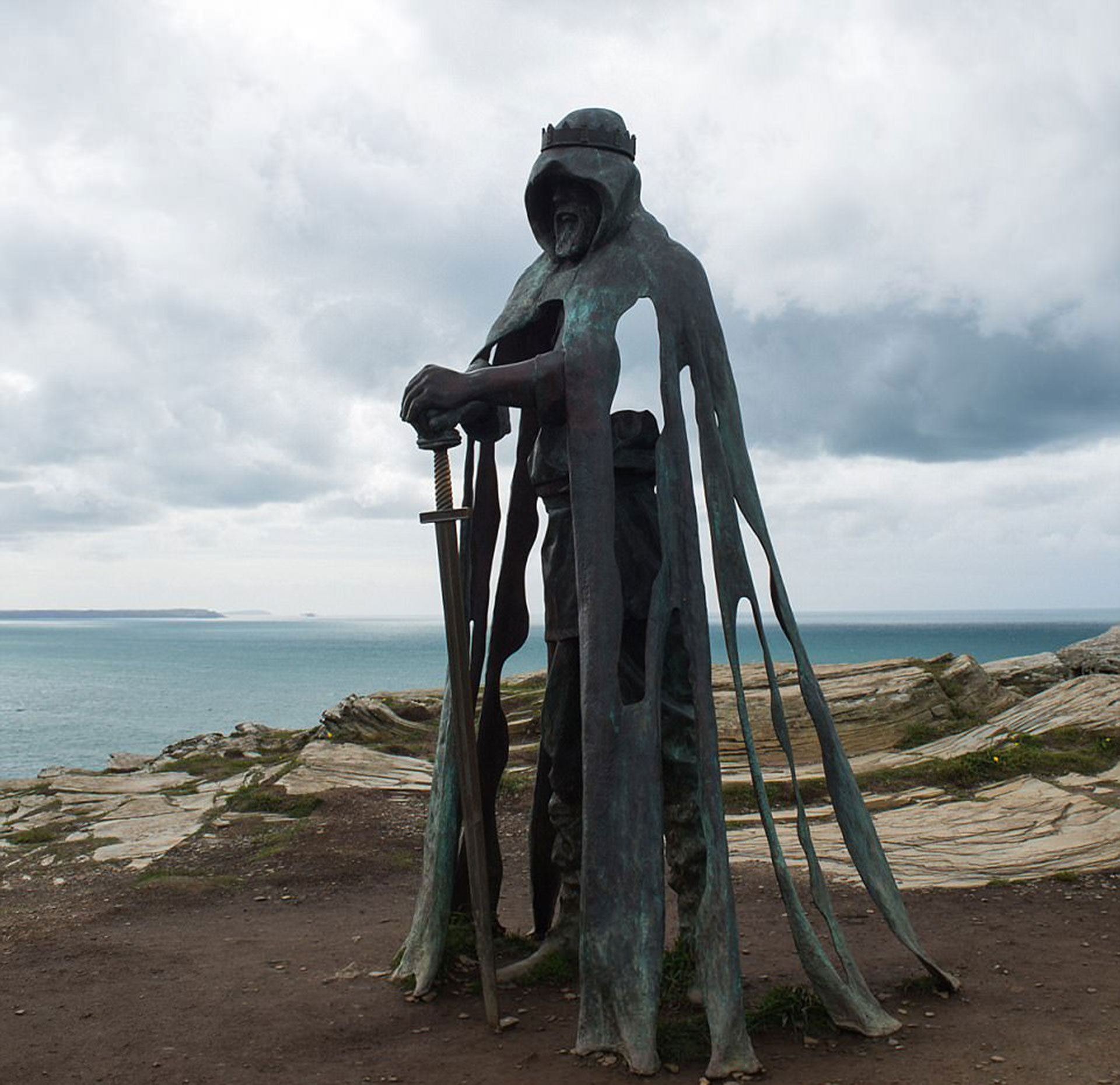 Tintagel Castle por Marge Losasso. La estatua es de Gallos, que significa “poder” en el dialecto de Cornwall, Reino Unido