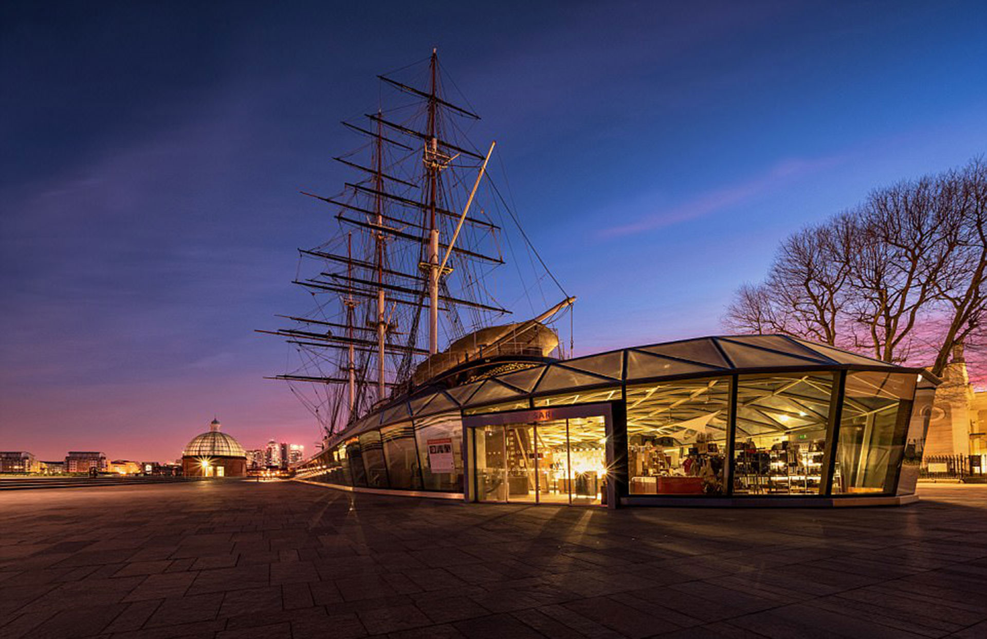 Cutty Sark por Mathew Browne. Se trata de un barco británico construido en 1869 contrastado con la arquitectura moderna