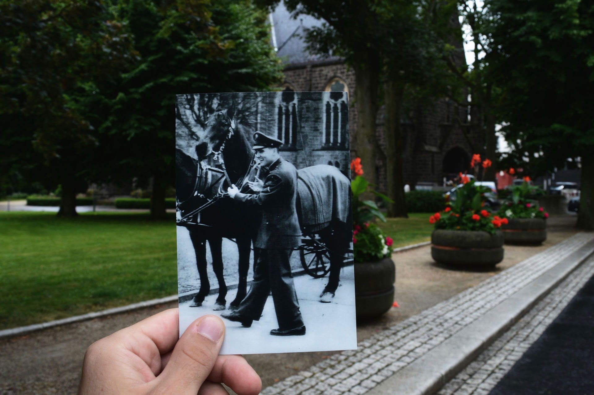 Elvis Presley frente a Dankeskirche, una iglesia protestante en Bad Nauheim, Alemania, por Peter Perry
