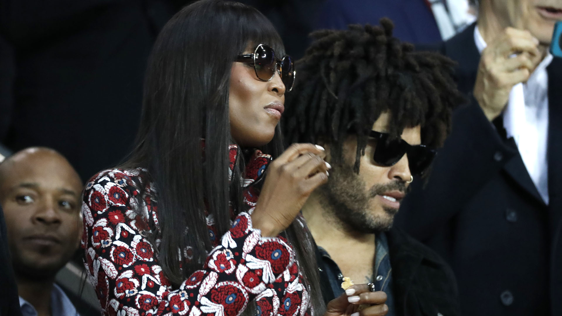 Naomi Campbell y Lenny Kravitz viendo al PSG (Grosby)