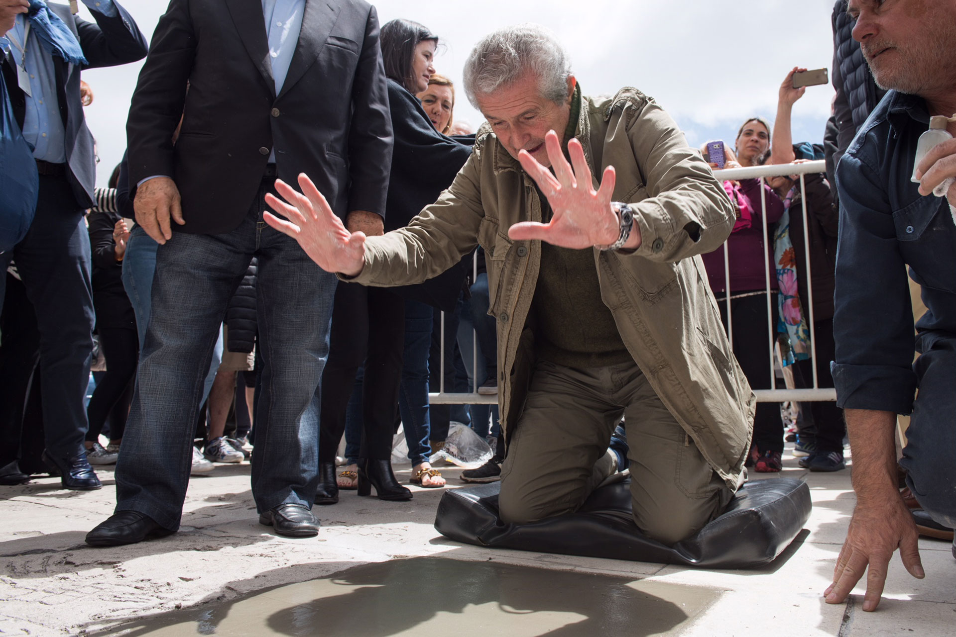 El domingo por la mañana, Claude Lelouch, unos de los invitados estrellas que recibió su merecido homenaje en el día de apertura pasó por el Paseo del Hotel Hermitage y dejó plasmada sus manos en la vereda del emblemático hotel donde han dejado sus huellas grandes y reconocidas figuras del espectáculo nacional e internacional.