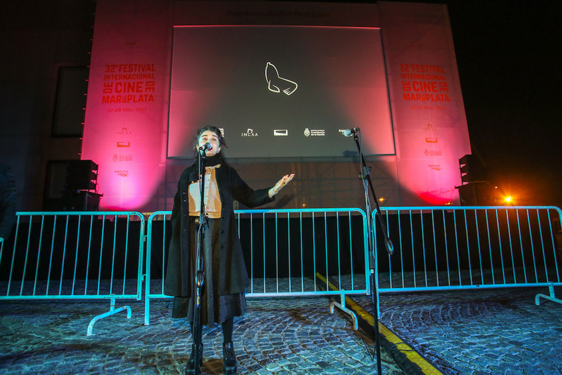 Erica Rivas fue una de las grandes artistas que se comprometieron con el Festival. La actriz, que forma parte del elenco de “La Cordillera”, fue la encargada de presentar el ciclo de proyecciones al aire libre de las películas nacionales más destacadas del año en un espacio único: la explanada del Museo Mar. Los espectadores podrán disfrutar de grandes títulos como: “Los que aman, odian”, “Temporada de Caza”, “Zama” y “Mamá se fue de viaje”, entre otras.