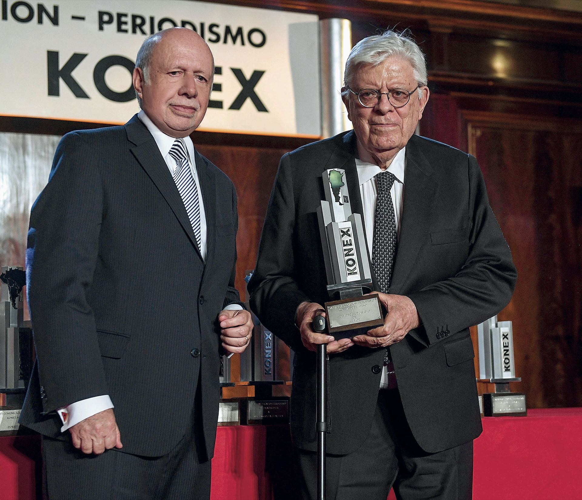 Hermenegildo Sábat, ganador del Konex de Brillante, lo recibió de manos de Jorge de Luján Gutiérrez. Foto: Diego Soldini/GENTE