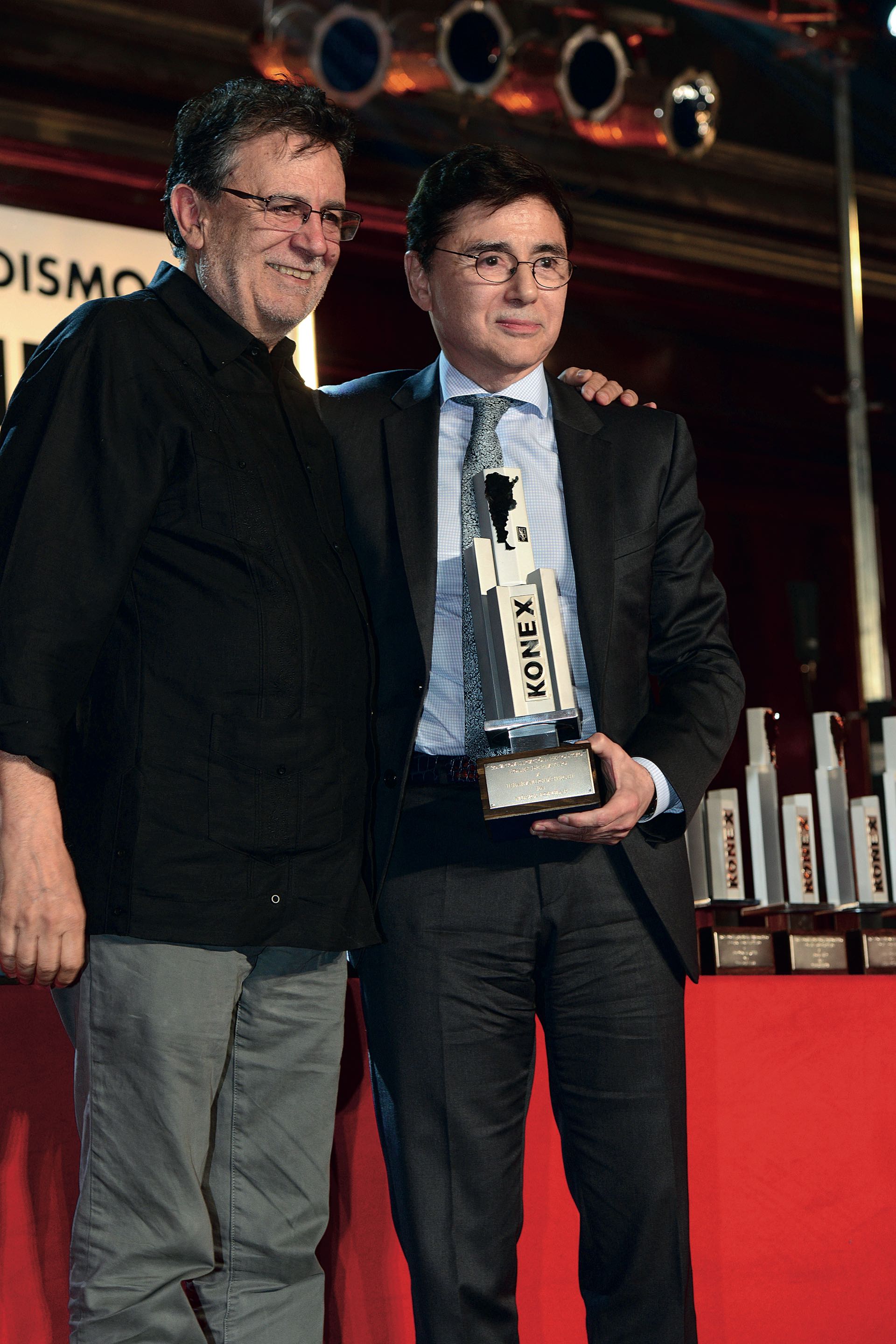 Roberto Guareschi le entregó el premio a Jorge Fontevecchia (Dirección Periodística). Foto: Diego Soldini/GENTE