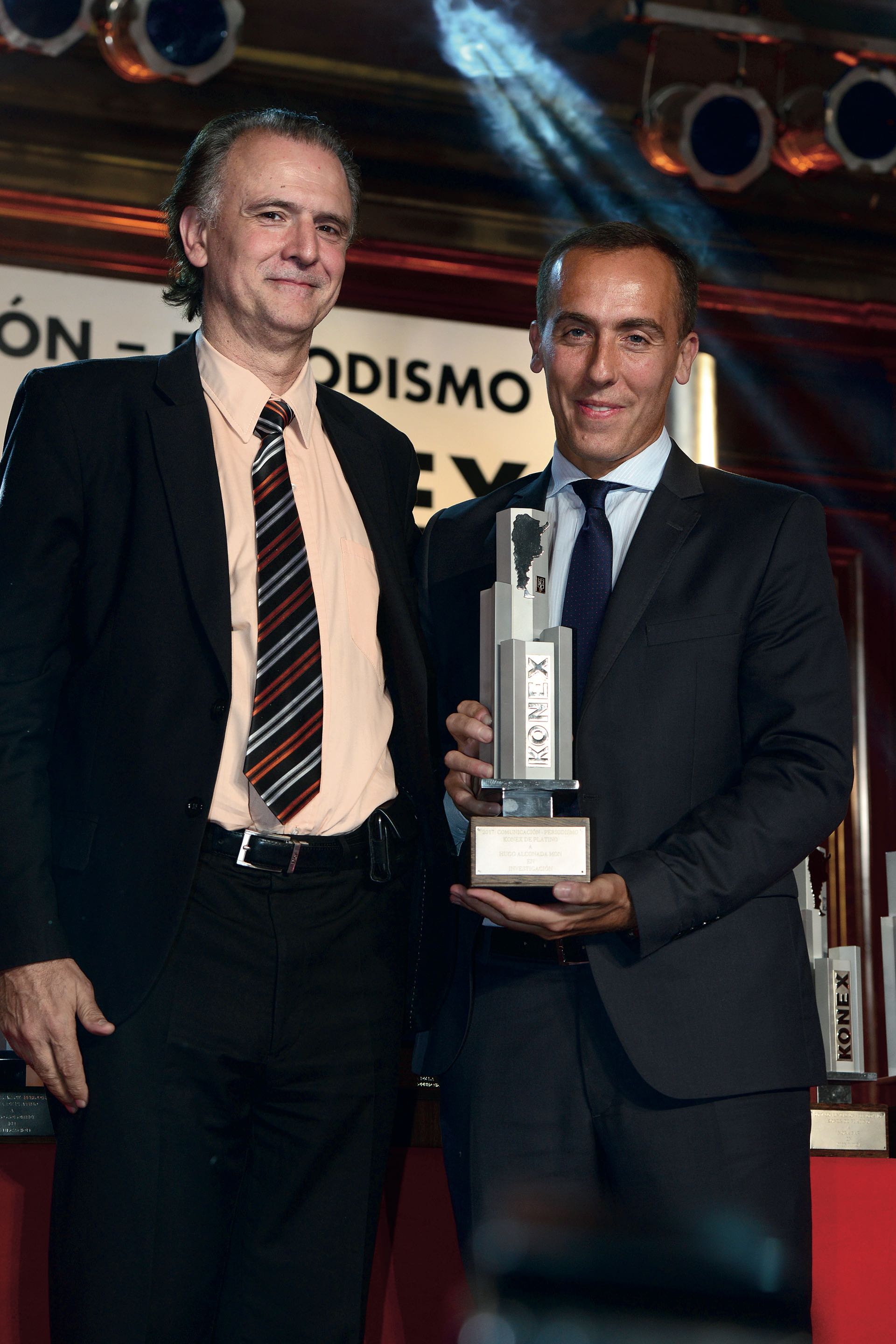 El periodista Daniel Santoro junto al ganador en el rubro Investigación: Hugo Alconada Mon. Foto: Diego Soldini/GENTE