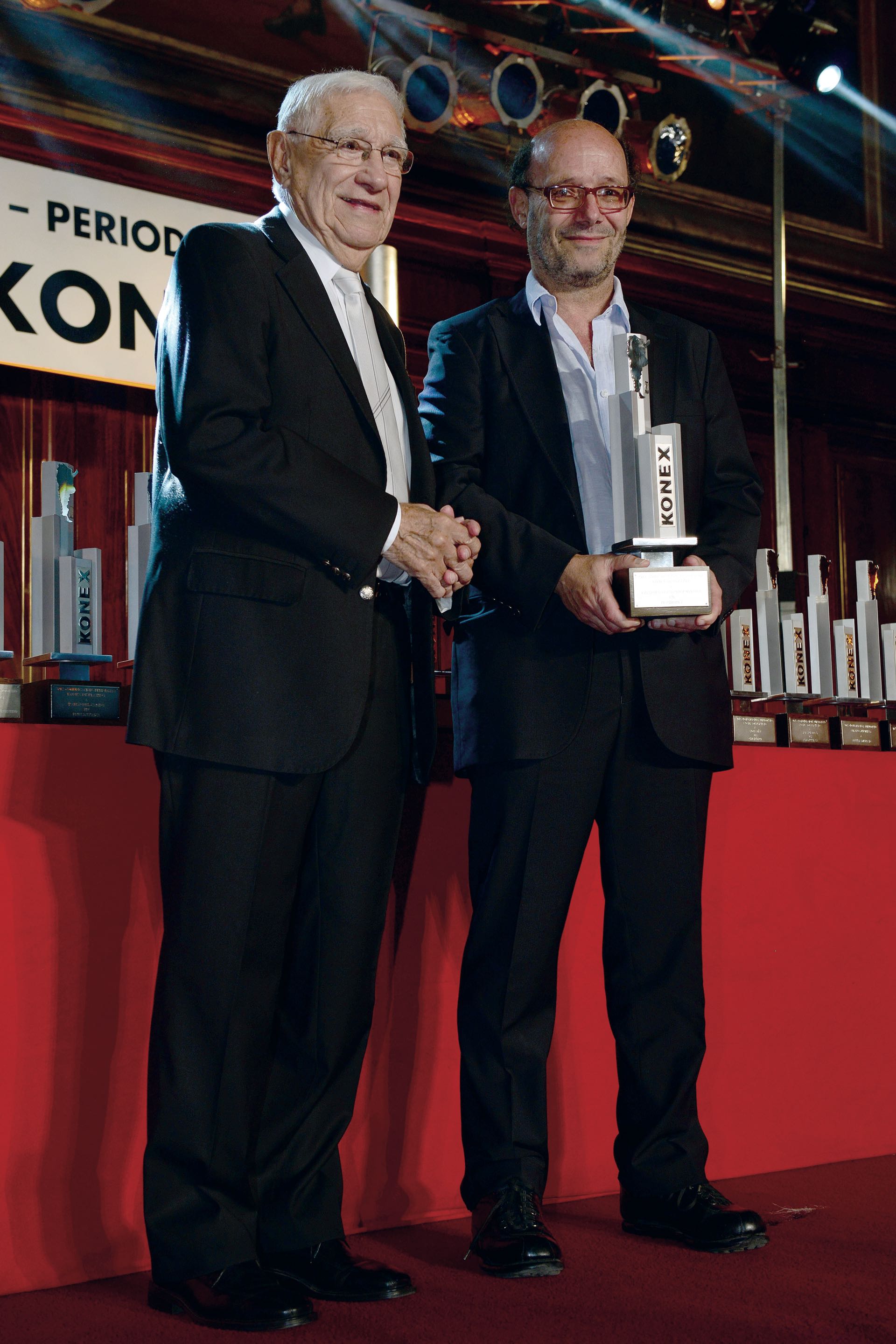 Ezequiel Fernández Moores recibió el Konex de Platino por su labor en el Periodismo Deportivo; se lo entregó Enrique Macaya Márquez. Foto: Diego Soldini/GENTE