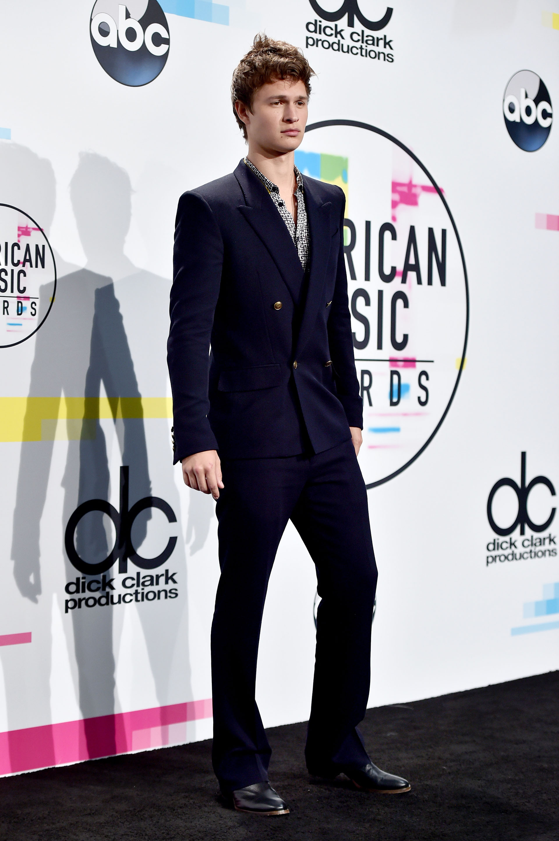 Traje cruzado y oscuro para Ansel Elgort