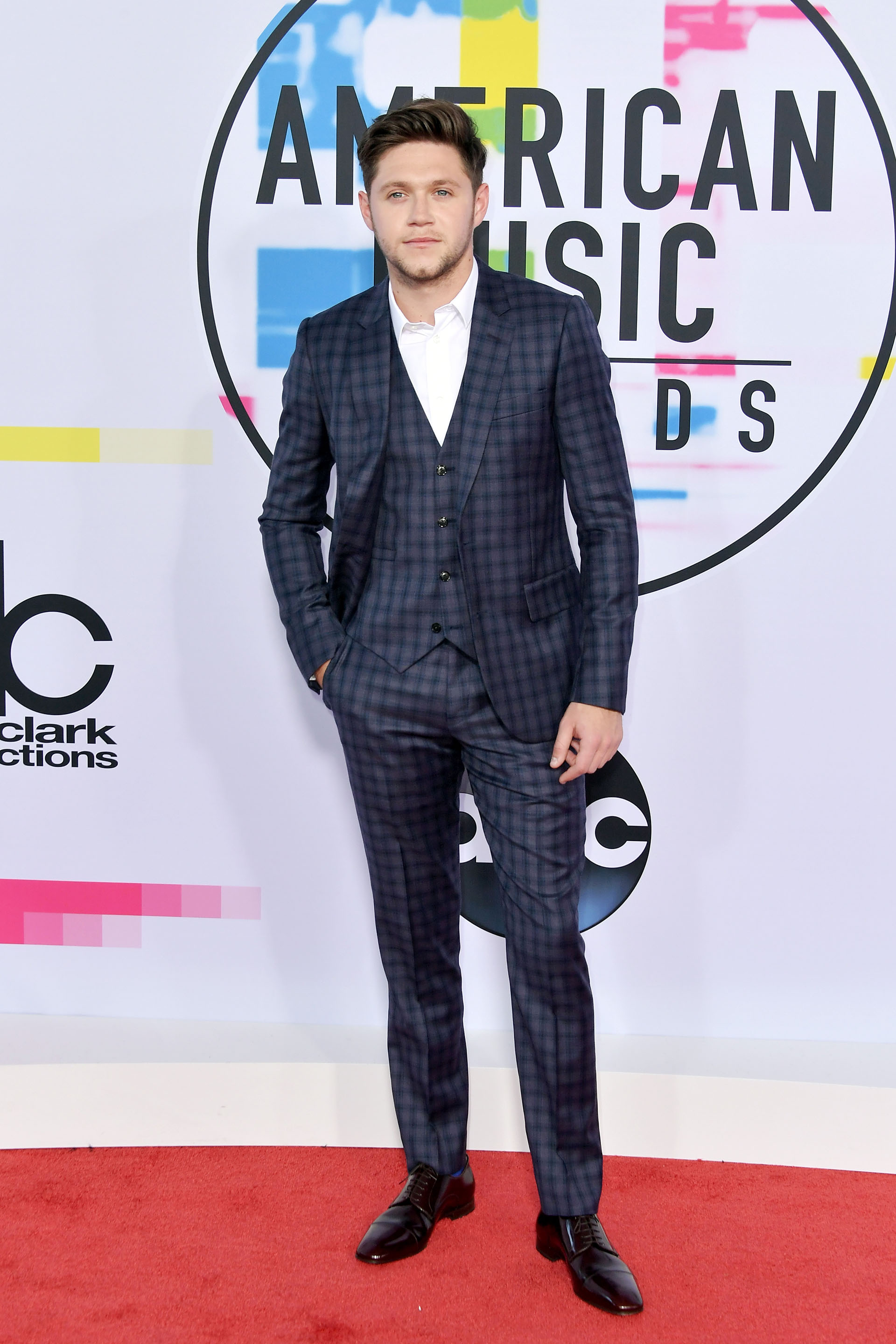 Niall Horan prestó atención a la formalidad de la ceremonia pero le aportó su toque descontracturado