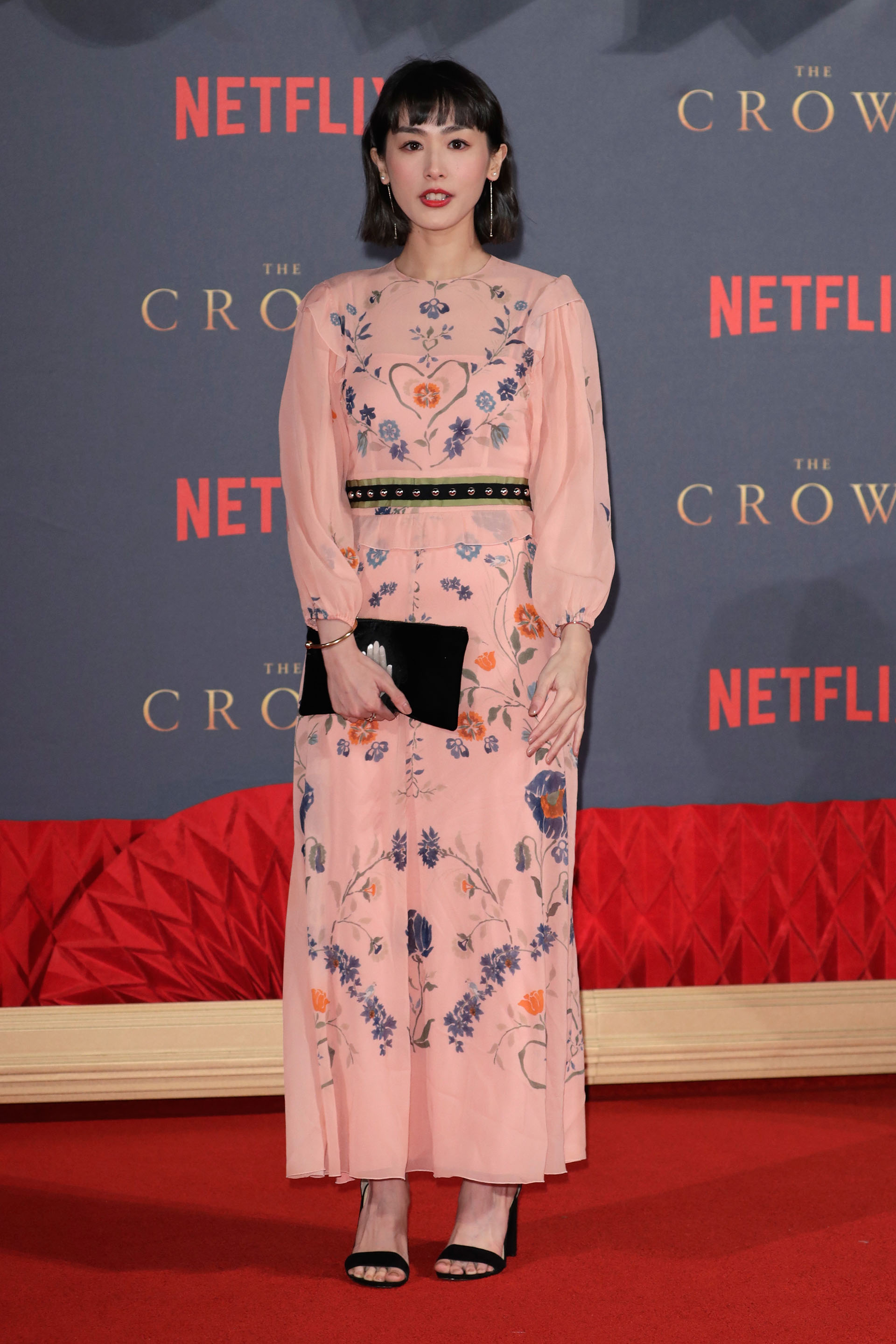 Evelyn Choi Wing-Yan, con un delicado vestido con bordados florales