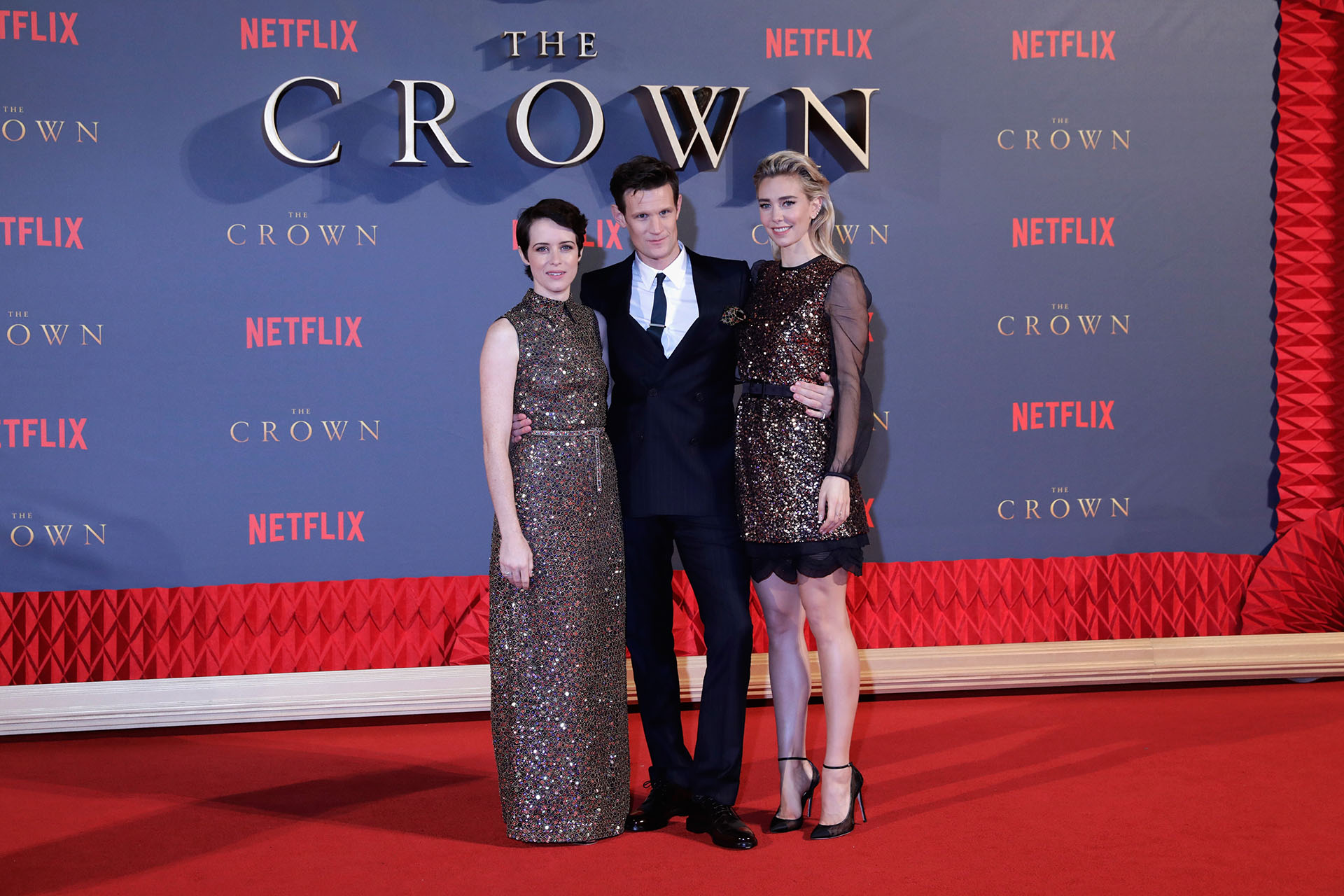 Claire Foy junto a Matt Smith -quien interpreta a Felipe, duque de Edimburgo- y a Vanessa Kirby, quien se pone en la piel de la princesa Margarita, la hermana menor de la reina Isabel