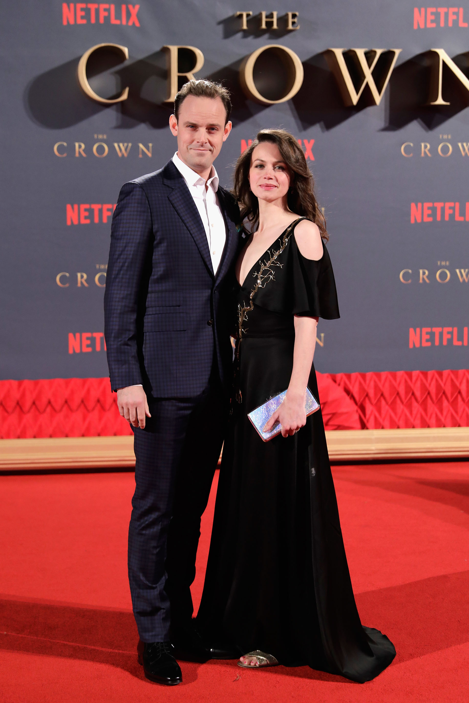Harry Hadden-Paton, quien interpreta al secretario privado de la reina, junto a Rebecca Night