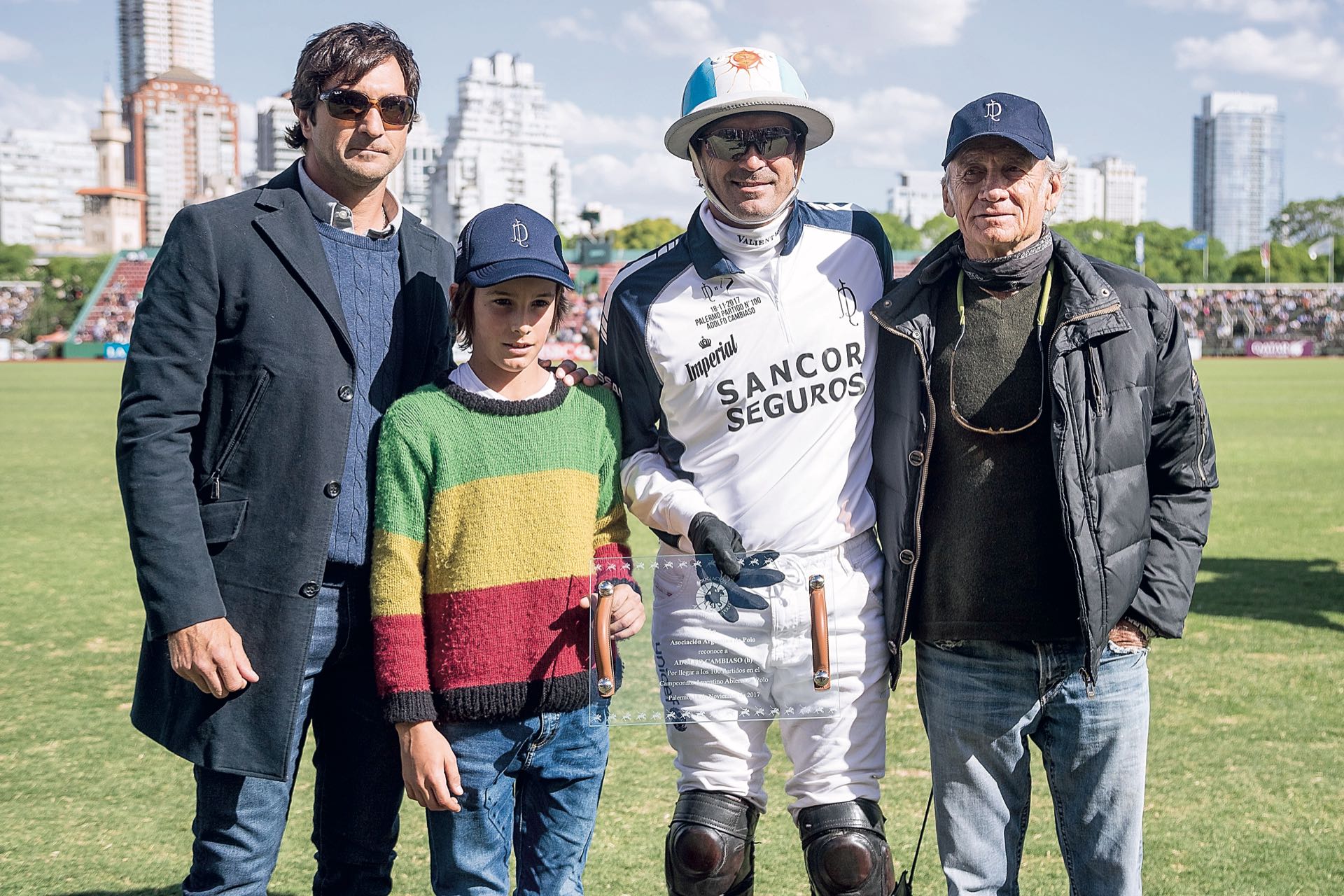 Junto a Eduardo Novillo Astrada, flamante presidente de la Asociación –además de jugador de La Aguada–, Adolfo “Poroto” (n) y Adolfo Cambiaso (p), hijo y padre del homenajeado, quien recibió una placa conmemorativa. Foto: Matías Callejo, Diego Soldini/GENTE