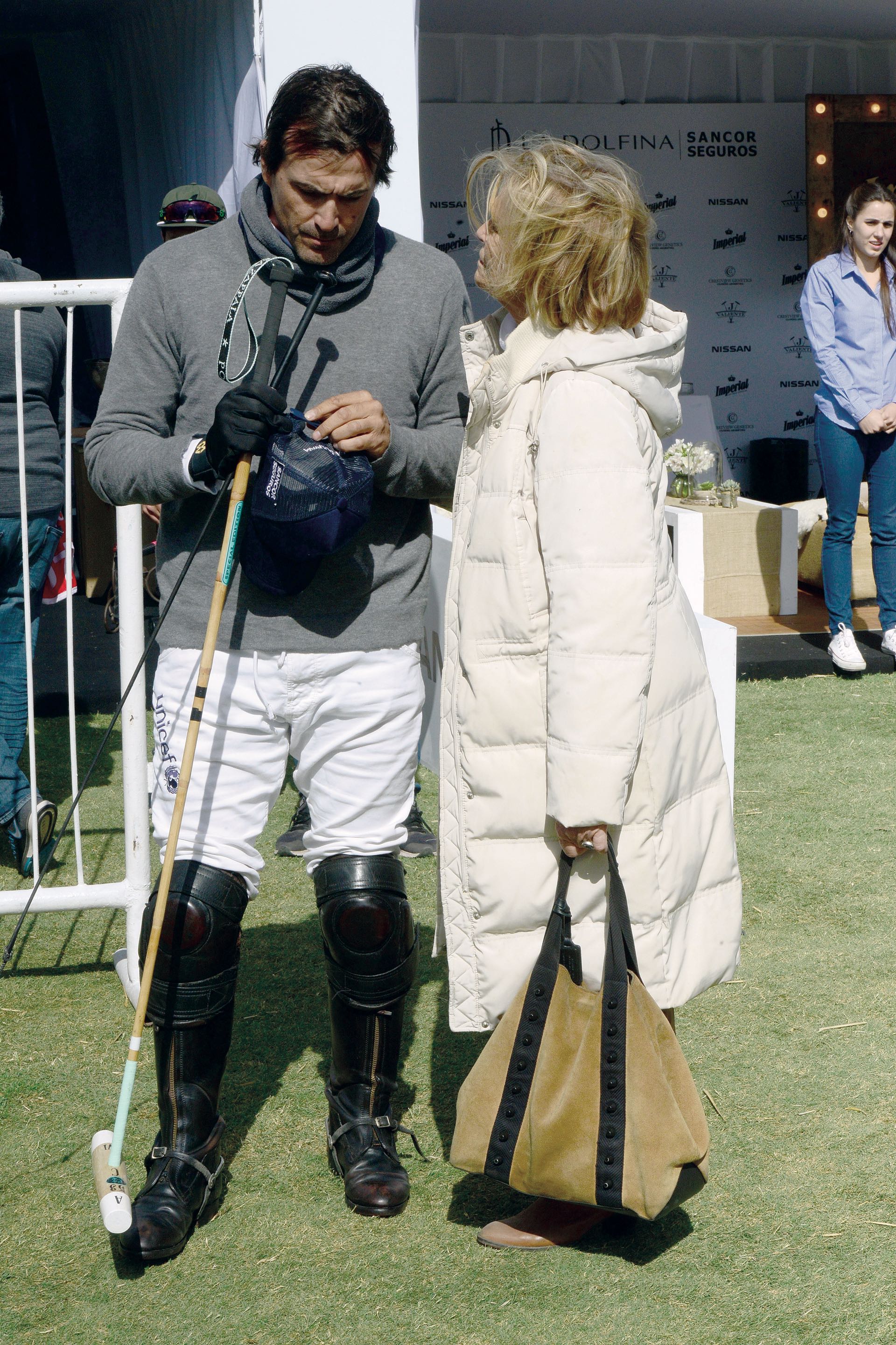 El crack escucha a su madre, Martina de Estrada Láinez, que fue quien lo inició en este deporte en la estancia familiar de Cañuelas. Foto: Matías Callejo, Diego Soldini/GENTE