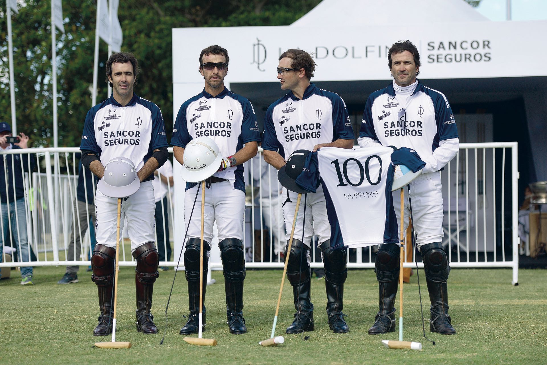 Con los compañeros de La Dolfina: Juan Martín Nero, Pablo Mac Donough y David Stirling. Juntos ganaron la Triple Corona tres veces consecutivas. Foto: Matías Callejo, Diego Soldini/GENTE