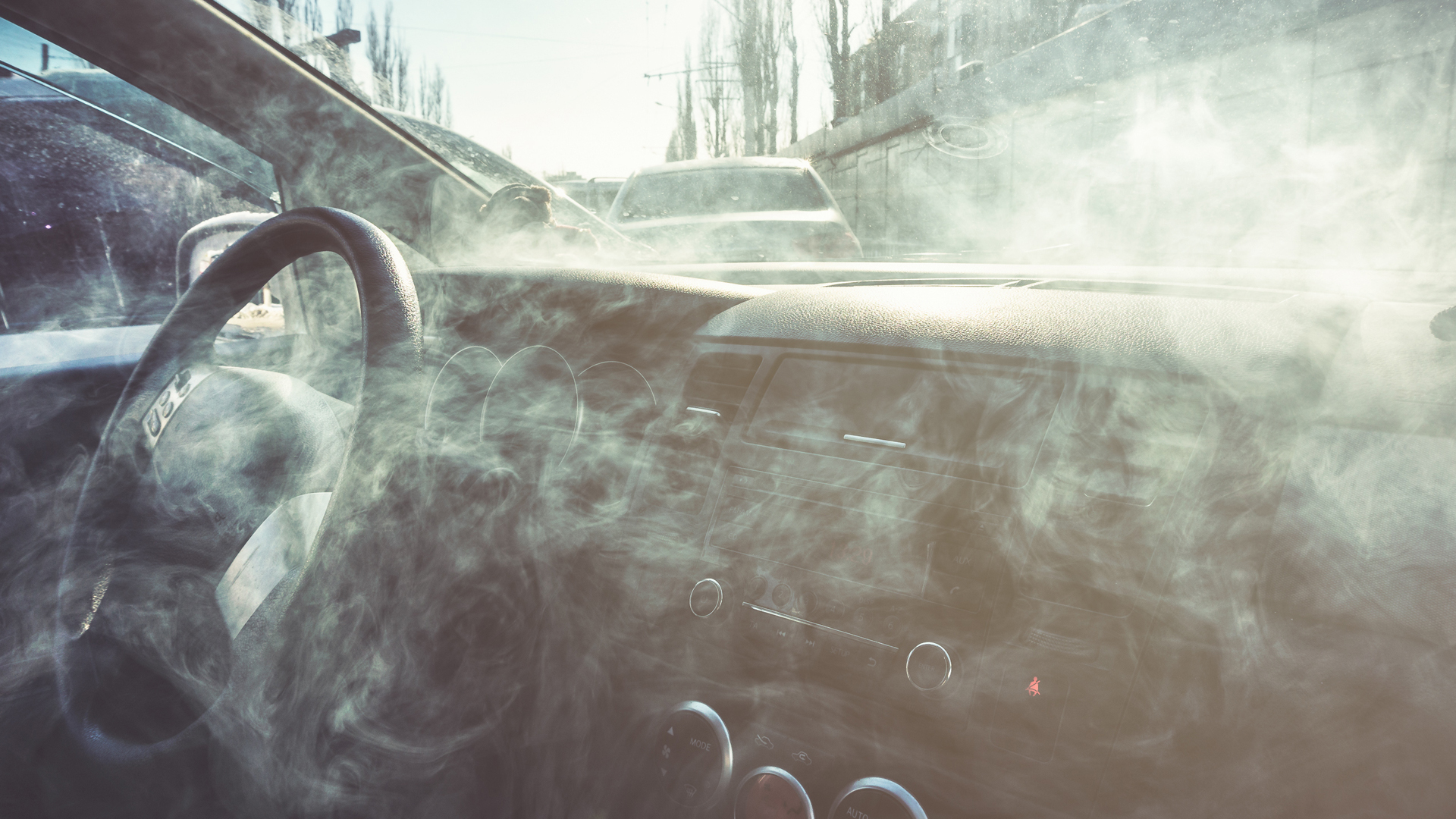 Fumar en el auto es más nocivo para los acompañantes que hacerlo dentro de una casa u oficina (Getty Images)