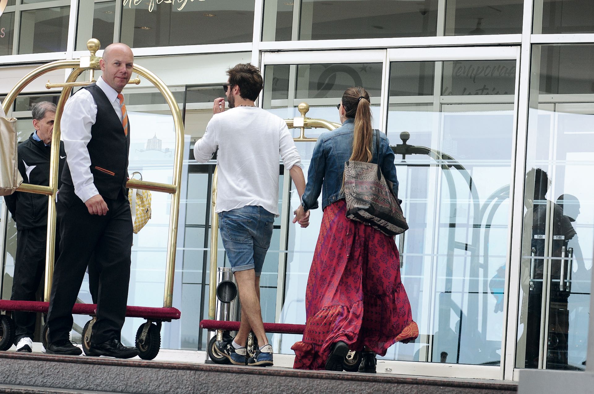 Benjamín y la China entrando al hotel para buscar a los hijos del actor que estaban con su mamá.