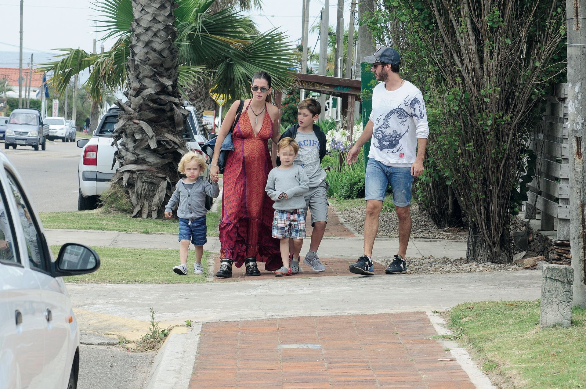 Después de los besos (y de que el más chiquito dejara de pedir upa), Bautista, Beltrán y Benicio se fueron de paseo con su papá y con la futura mamá de su hermanito.