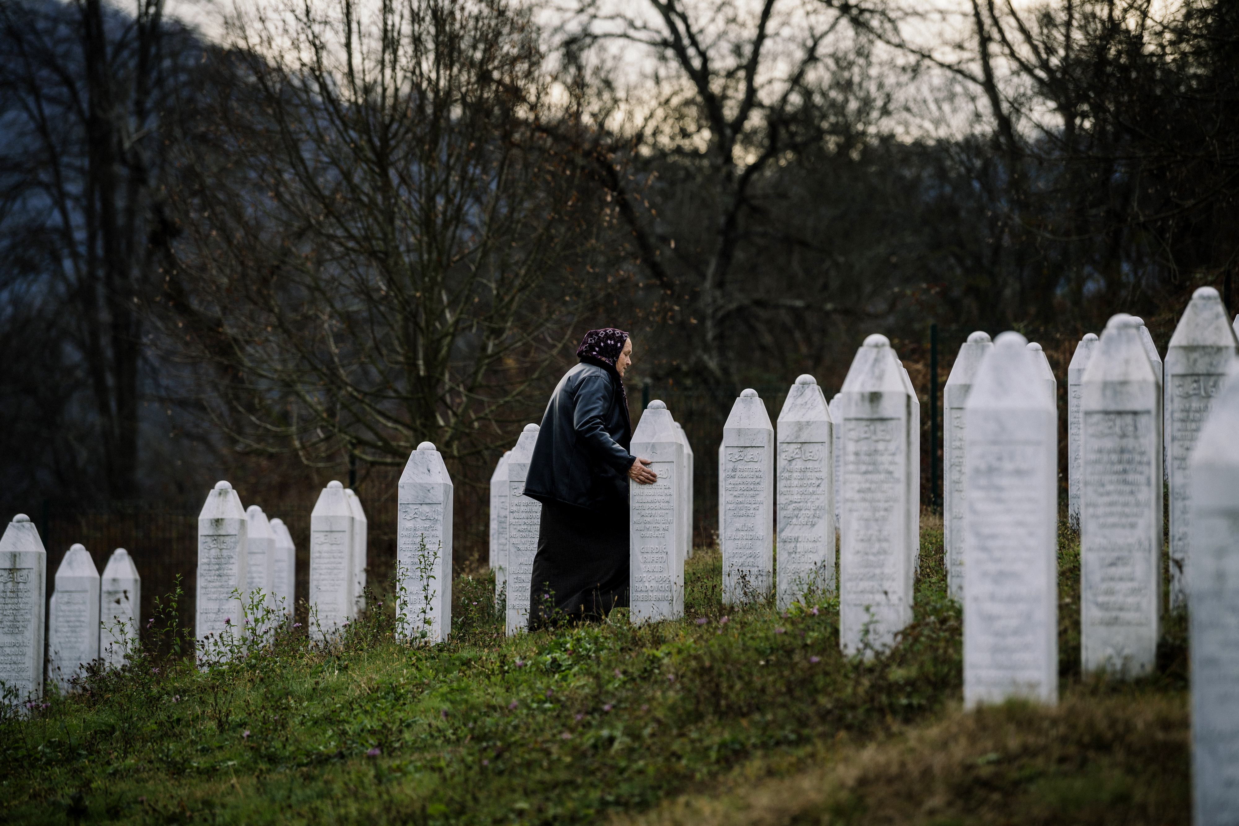 Una mujer bosnia visita el cementerio de Potocari, cerca de Srebrenica (AFP)